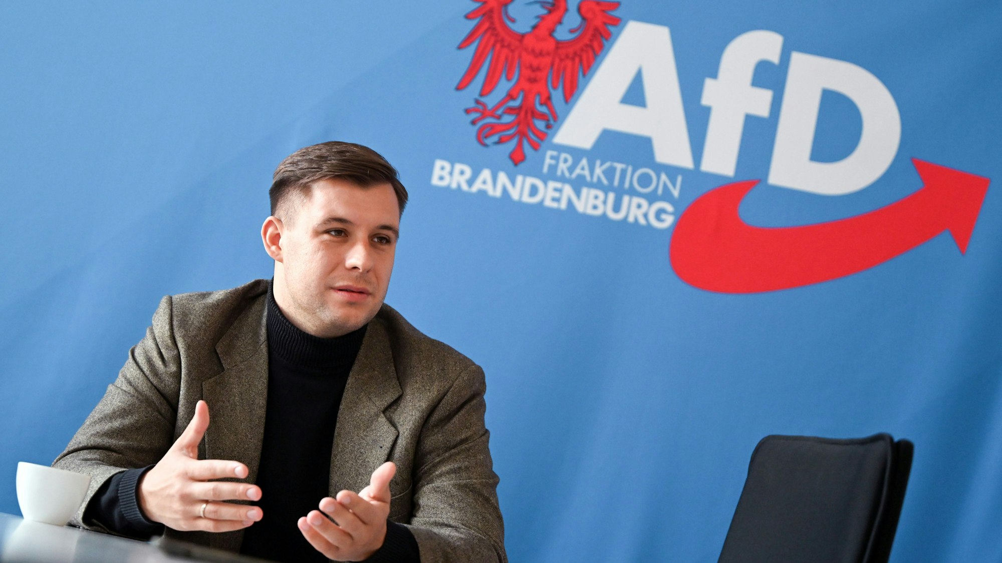 Der Verfassungsschutz in Brandenburg hält Jean-Pascal Hohm für rechtsextrem und zudem in Kreisen brandenburgischer Rechtsextremisten bestens vernetzt.