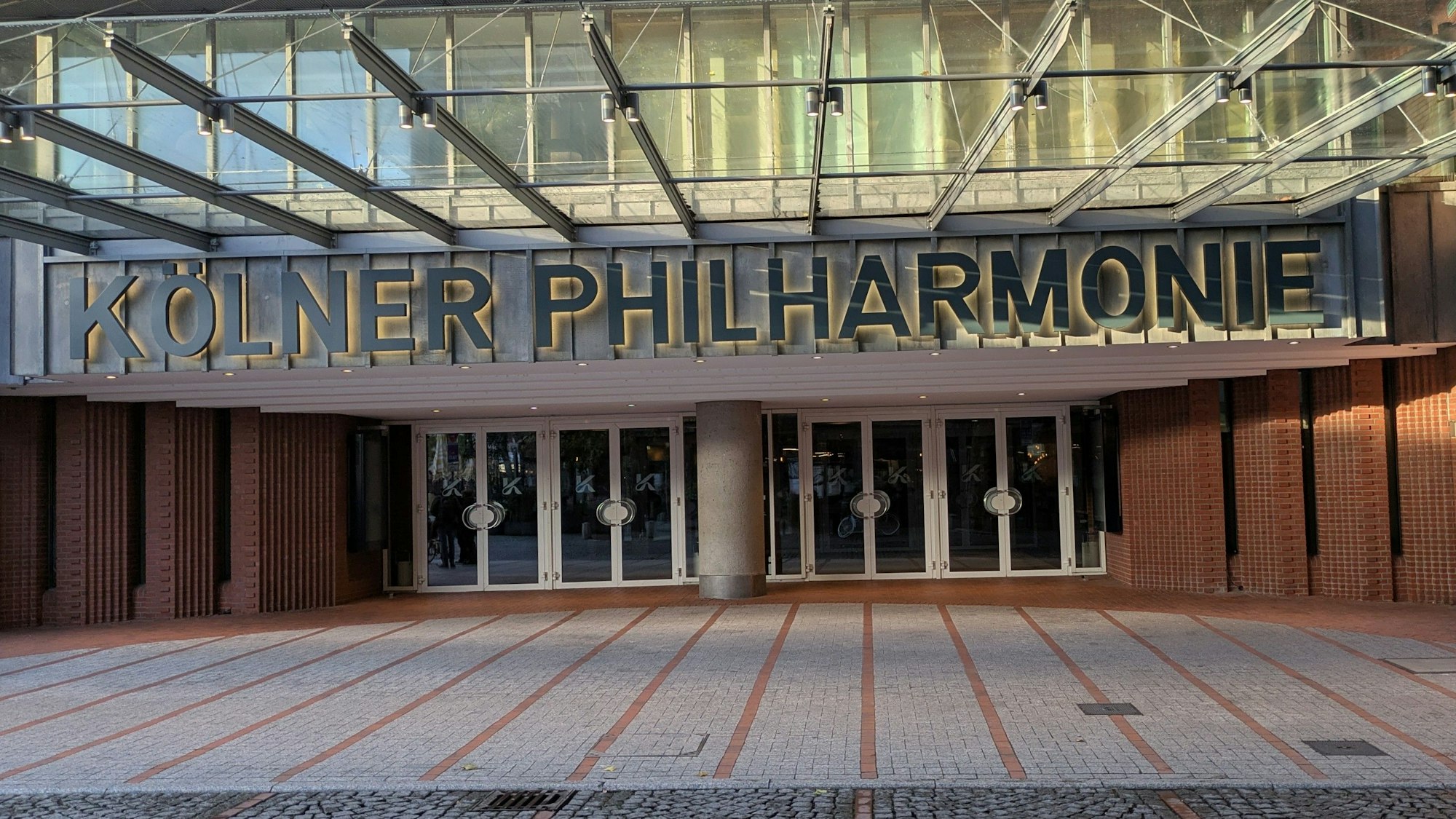 Eingang zur Philharmonie.