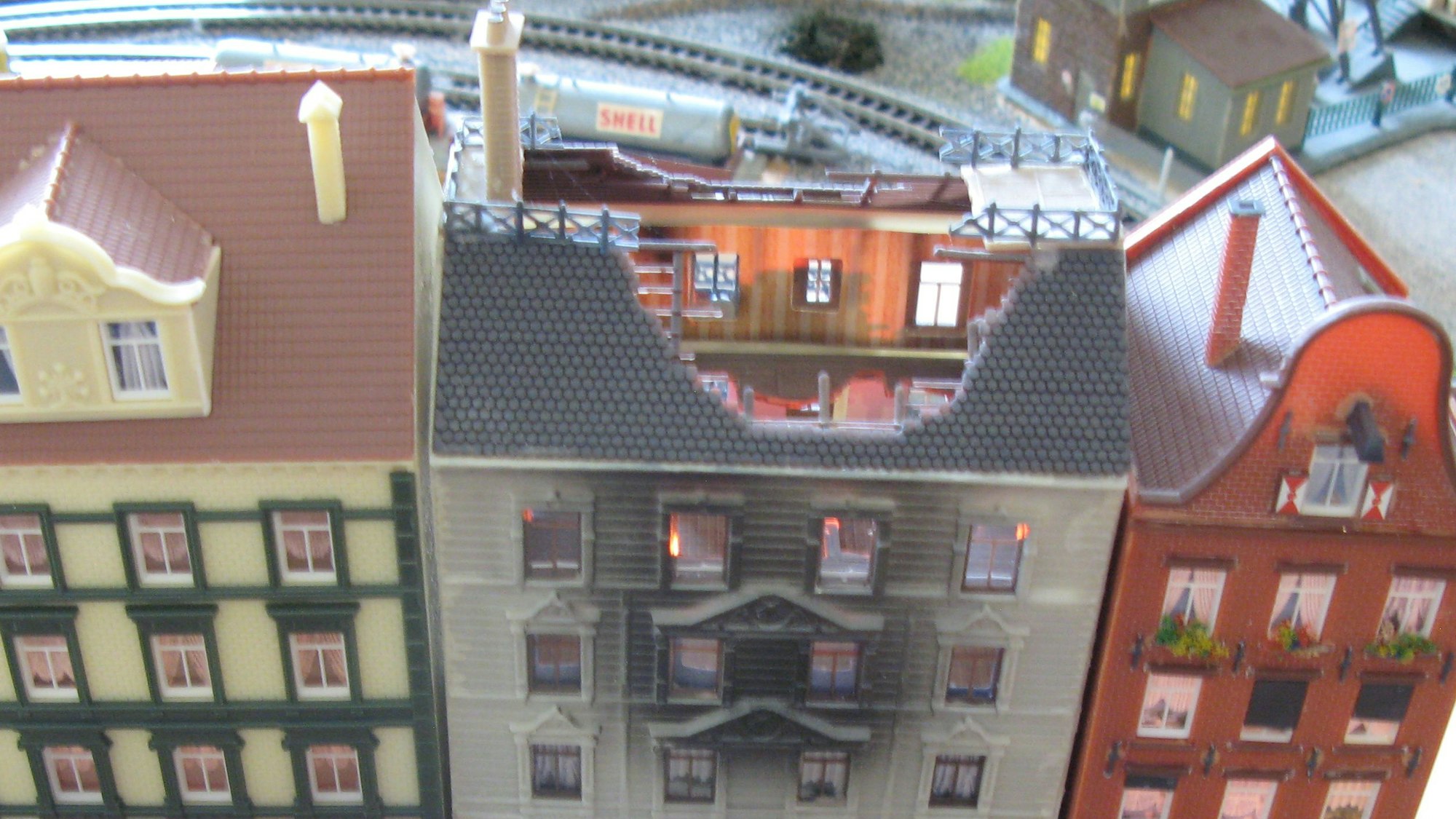 Der Dachstuhlbrand wird mit rot-orange leuchtenden LED-Lämpchen in Szene gesetzt.