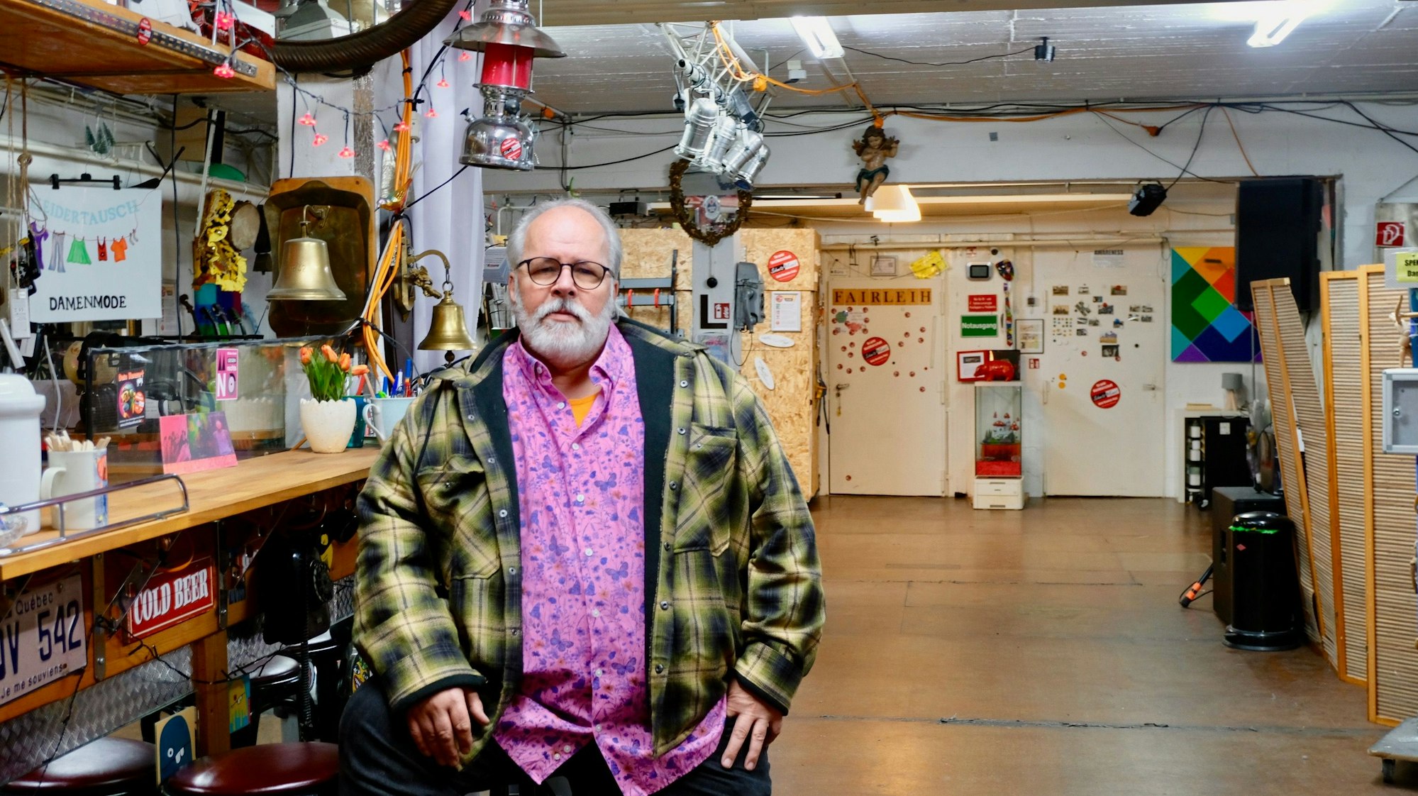 Günter Schmitt steht an der Theke im Veranstaltungssaal des Vereins.