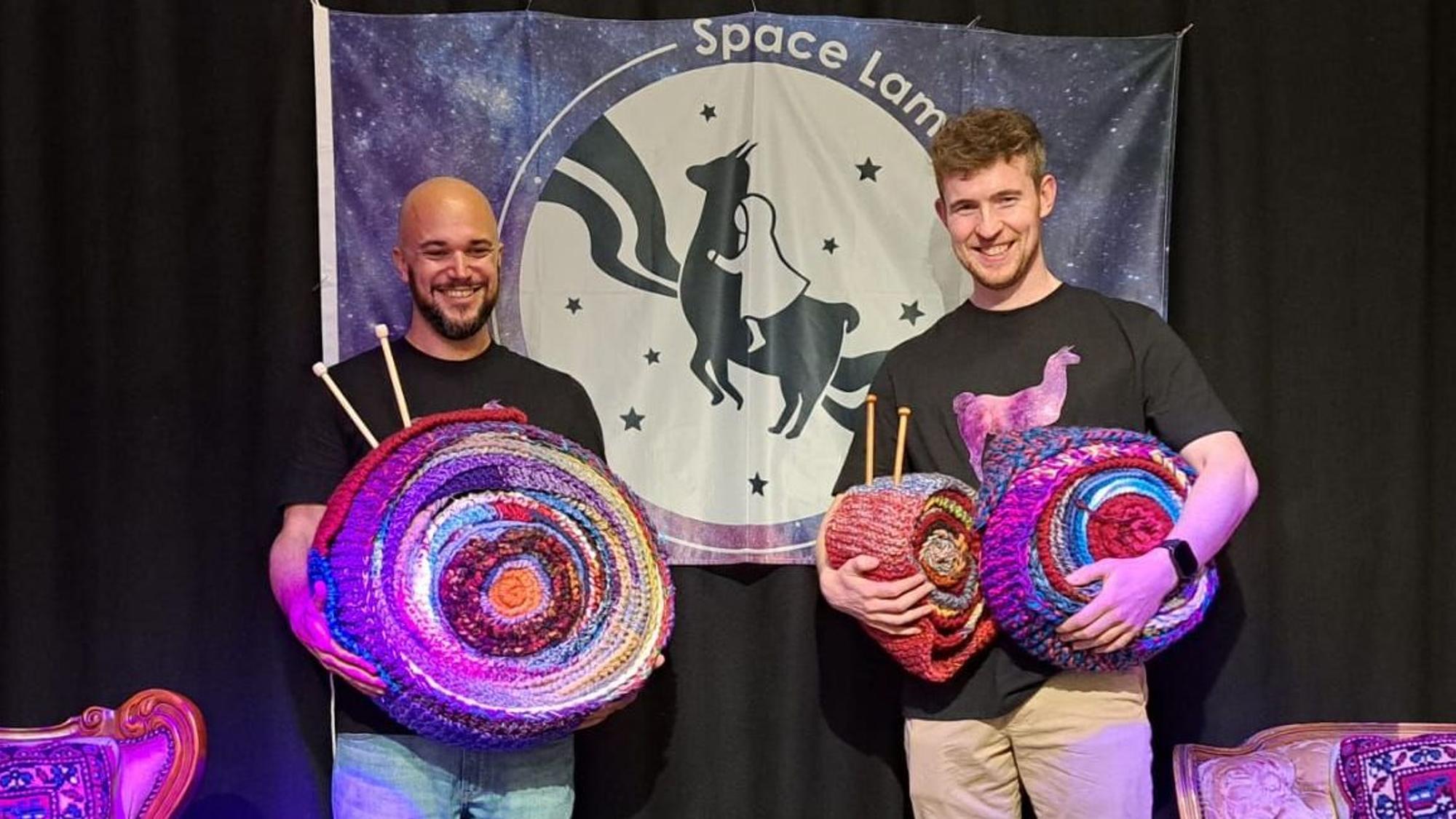 Der Verein „Space Lama“ organisiert eine bundesweite Aktion. Stolz darauf sind auch der Vorstandsvorsitzende Fahramars Engelhardt (l.) und Gründungsmitlied David Hartung.