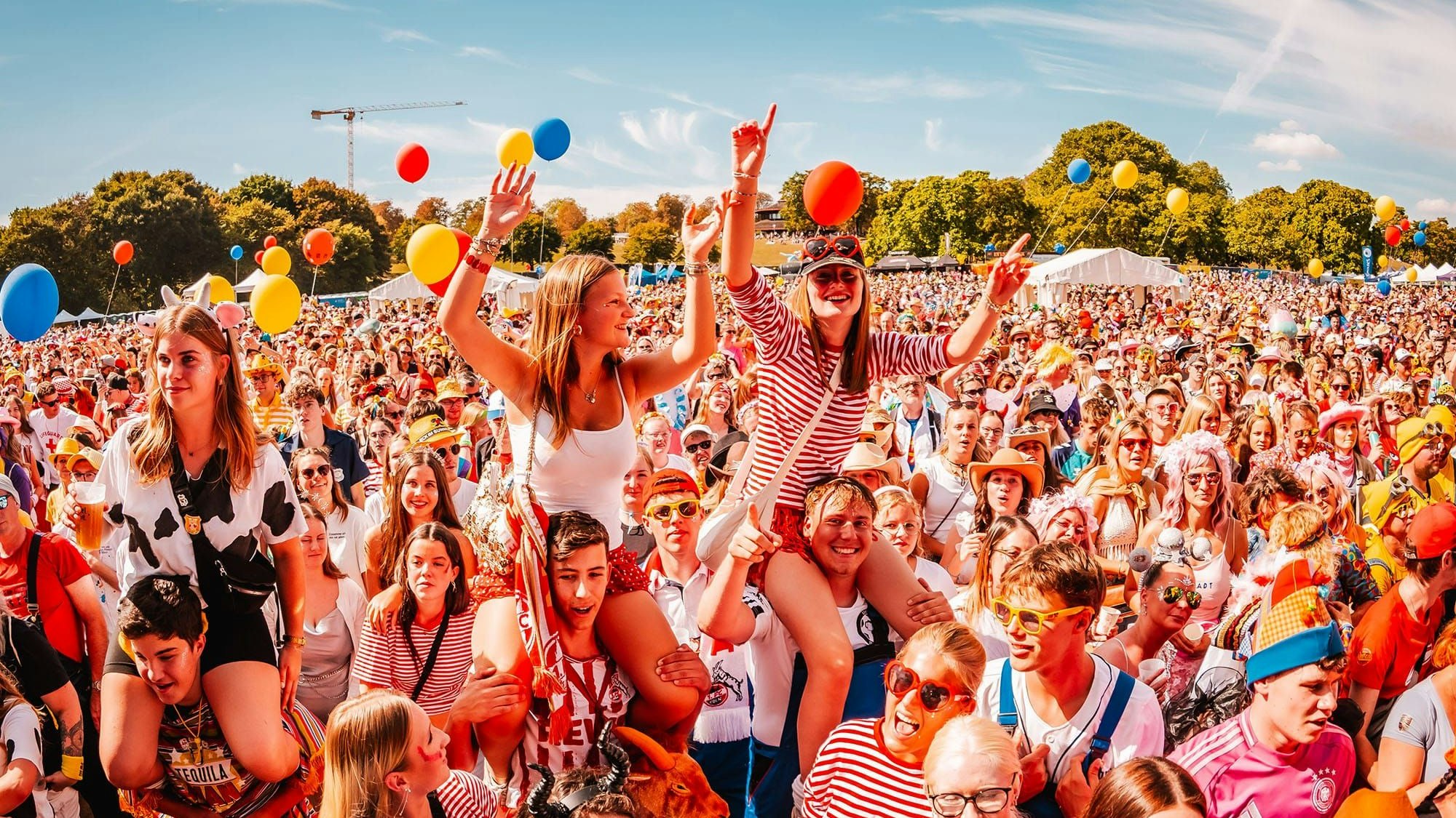 Jecke feiern ausgelassen in der Bonner Rheinaue.