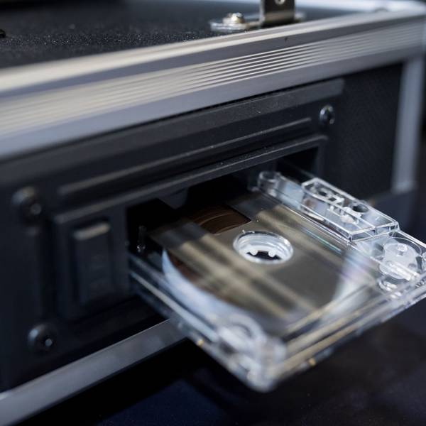 Das Medium der Generation X: Mit der Kassette liegen sie auch damit zwischen den Schallplatten der Boomer und den digitalisierten MP3-Playern der Millennials.
