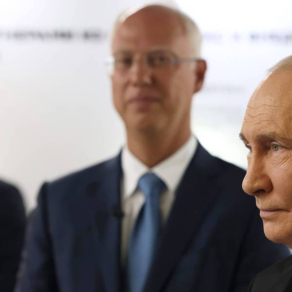 Kremlchef Wladimir Putin (r.) hat Kirill Dmitrijew in die USA geschickt (im Hintergrund). Der Sondergesandte musste sich jedoch deutliche Worte von US-Finanzminister Scott Bessent gefallen lassen. (Archivbild)