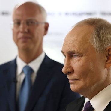 Kremlchef Wladimir Putin (r.) hat Kirill Dmitrijew in die USA geschickt (im Hintergrund). Der Sondergesandte musste sich jedoch deutliche Worte von US-Finanzminister Scott Bessent gefallen lassen. (Archivbild)