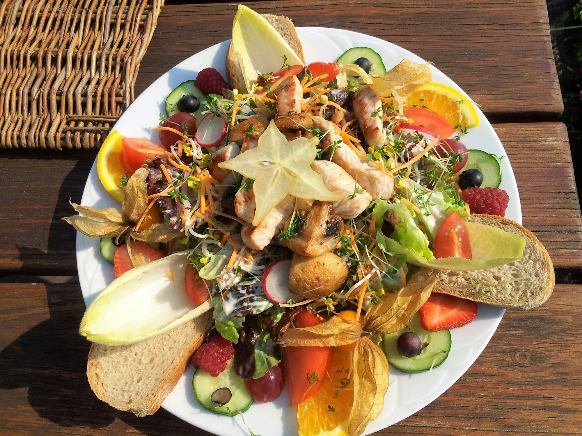 Ein bunter Salat a la Andreas Herchenbach: Der gelernte Koch pflegt die Tradition, will aber auch mit der Zeit gehen.