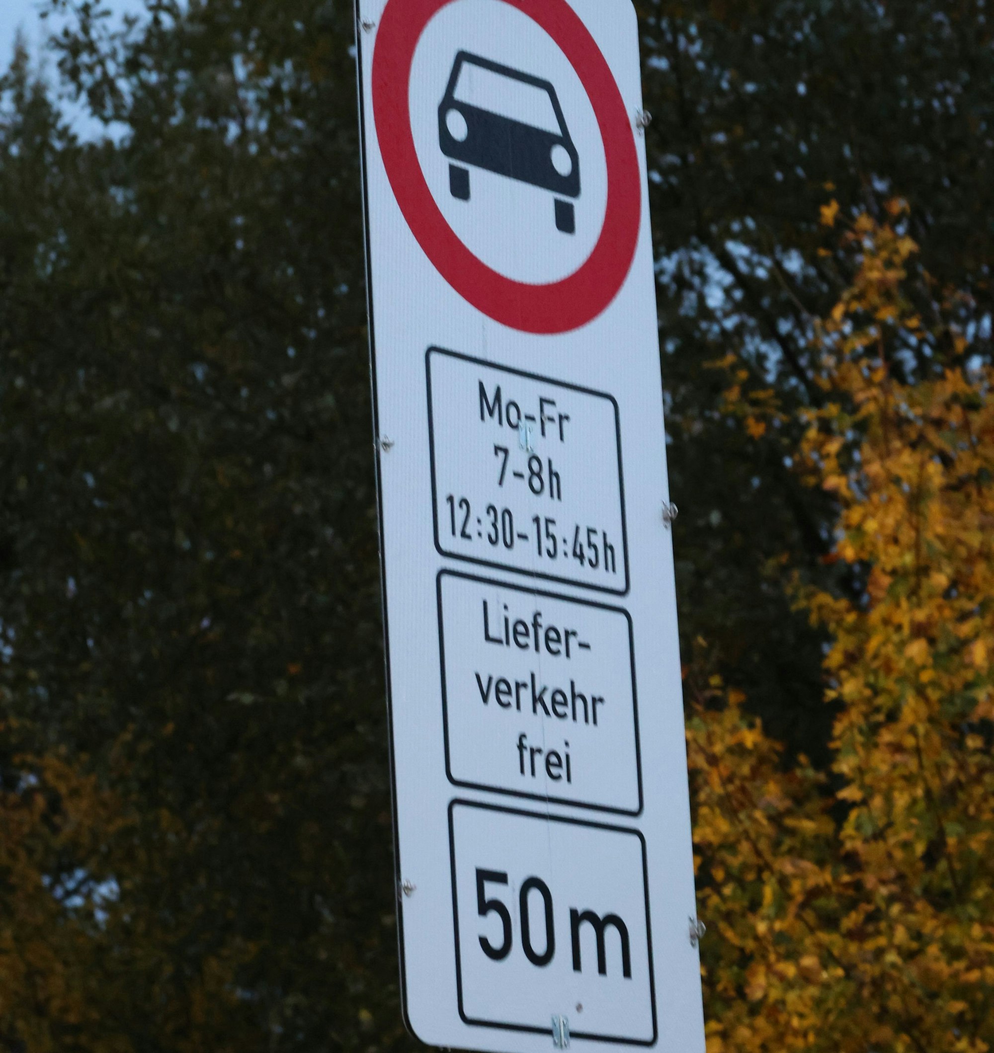 Weil es für eine Schulstraße (noch) keine eigene Beschilderung gibt, greifen die Stadt Waldbröl und der Oberbergische Kreis auf mehrere Formen der Anordnung zurück, um die Sperrung der Goethestraße zu erwirken.