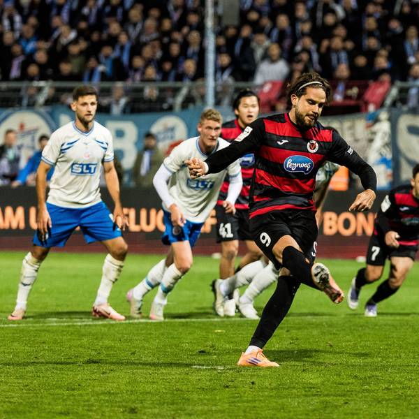 3. Liga: Viktoria Köln - Hansa Rostock 26.10.2025 Lex Tyger Lobinger FC Viktoria Köln, 9 schießt den Elfmeter zum 2:4, Tor 3. Liga: Viktoria Köln - Hansa Rostock, Köln, Sportpark Höhenberg am 26.10.2025 DFB REGULATIONS PROHIBIT ANY USE OF PHOTOGRAPHS AS IMAGE SEQUENCES AND/OR QUASI-VIDEO. *** 3 Liga Viktoria Köln Hansa Rostock 26 10 2025 Lex Tyger Lobinger FC Viktoria Köln, 9 shoots the penalty for 2 4, goal 3 Liga Viktoria Köln Hansa Rostock, Köln, Sportpark Höhenberg am 26 10 2025 DFB REGULATIONS PROHIBIT ANY USE OF PHOTOGRAPHS AS IMAGE SEQUENCES AND OR QUASI VIDEO Copyright: xBEAUTIFULxSPORTS/Wunderlx