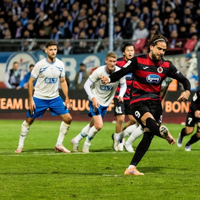 3. Liga: Viktoria Köln - Hansa Rostock 26.10.2025 Lex Tyger Lobinger FC Viktoria Köln, 9 schießt den Elfmeter zum 2:4, Tor 3. Liga: Viktoria Köln - Hansa Rostock, Köln, Sportpark Höhenberg am 26.10.2025 DFB REGULATIONS PROHIBIT ANY USE OF PHOTOGRAPHS AS IMAGE SEQUENCES AND/OR QUASI-VIDEO. *** 3 Liga Viktoria Köln Hansa Rostock 26 10 2025 Lex Tyger Lobinger FC Viktoria Köln, 9 shoots the penalty for 2 4, goal 3 Liga Viktoria Köln Hansa Rostock, Köln, Sportpark Höhenberg am 26 10 2025 DFB REGULATIONS PROHIBIT ANY USE OF PHOTOGRAPHS AS IMAGE SEQUENCES AND OR QUASI VIDEO Copyright: xBEAUTIFULxSPORTS/Wunderlx