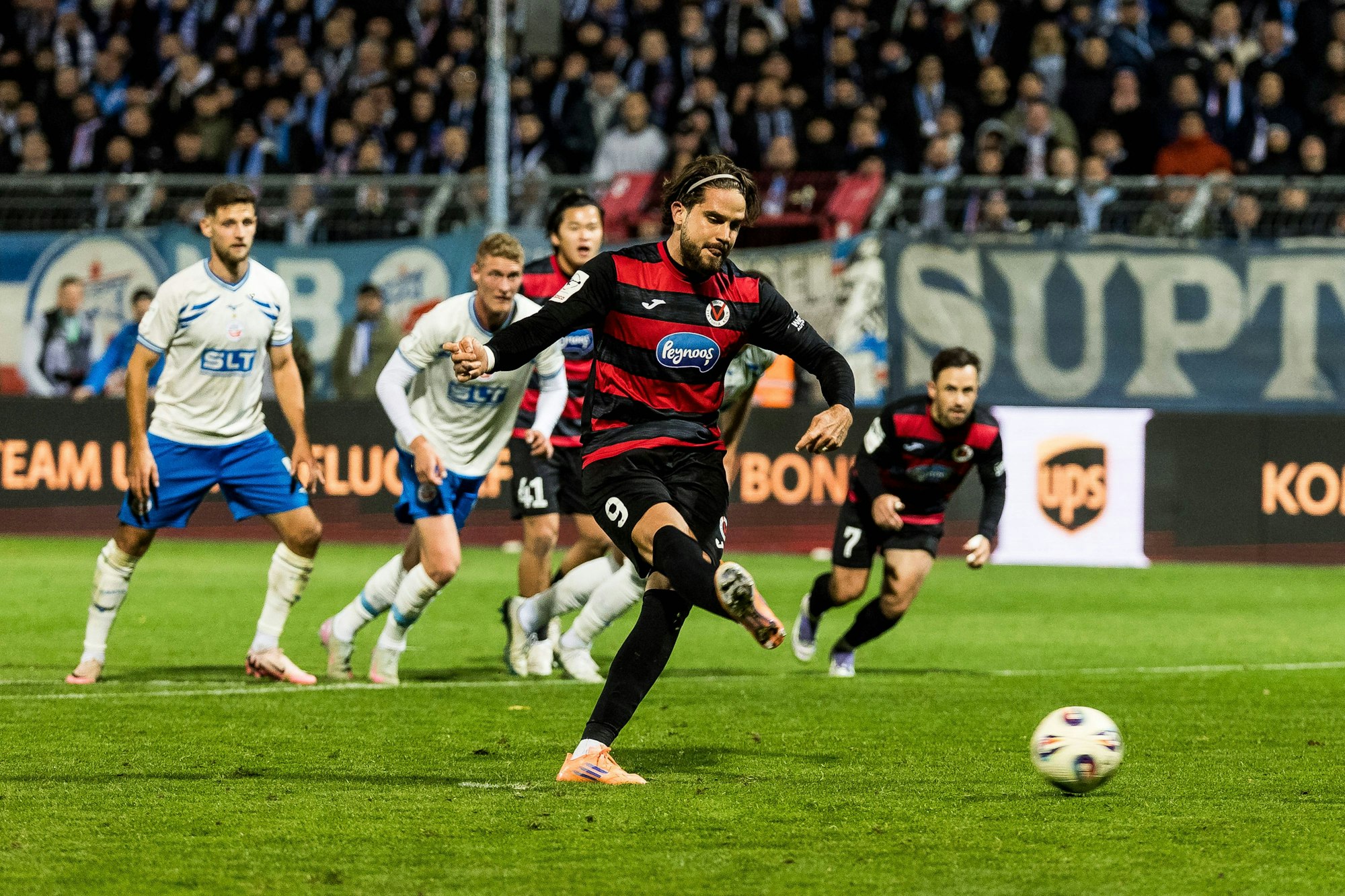 3. Liga: Viktoria Köln - Hansa Rostock 26.10.2025 Lex Tyger Lobinger FC Viktoria Köln, 9 schießt den Elfmeter zum 2:4, Tor 3. Liga: Viktoria Köln - Hansa Rostock, Köln, Sportpark Höhenberg am 26.10.2025 DFB REGULATIONS PROHIBIT ANY USE OF PHOTOGRAPHS AS IMAGE SEQUENCES AND/OR QUASI-VIDEO. *** 3 Liga Viktoria Köln Hansa Rostock 26 10 2025 Lex Tyger Lobinger FC Viktoria Köln, 9 shoots the penalty for 2 4, goal 3 Liga Viktoria Köln Hansa Rostock, Köln, Sportpark Höhenberg am 26 10 2025 DFB REGULATIONS PROHIBIT ANY USE OF PHOTOGRAPHS AS IMAGE SEQUENCES AND OR QUASI VIDEO Copyright: xBEAUTIFULxSPORTS/Wunderlx