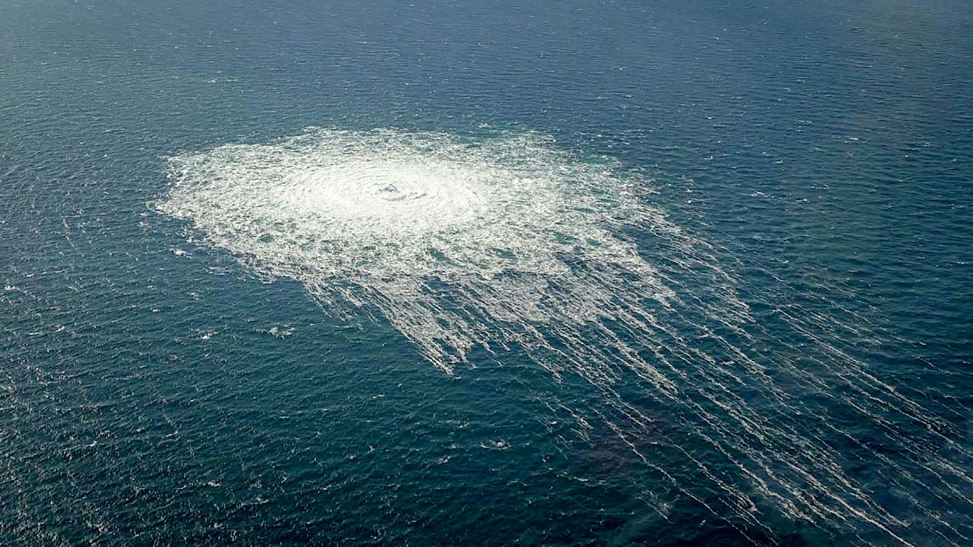(FILES) This handout picture released on September 27, 2022 by the Danish Defence Command shows the gas leak at the Nord Stream 2 gas pipeline as it is seen from the Danish Defence's F-16 rejection response off the Danish Baltic island of Bornholm, south of Dueodde. An Italian court once again on October 27, 2025 ruled that a Ukrainian held since August 2025 for allegedly sabotaging the Nord Stream gas pipelines could be extradited to Germany, his lawyer said. (Photo by Handout / DANISH DEFENCE / AFP) / RESTRICTED TO EDITORIAL USE - MANDATORY CREDIT "AFP PHOTO /  DANISH DEFENCE " - NO MARKETING - NO ADVERTISING CAMPAIGNS - DISTRIBUTED AS A SERVICE TO CLIENTS