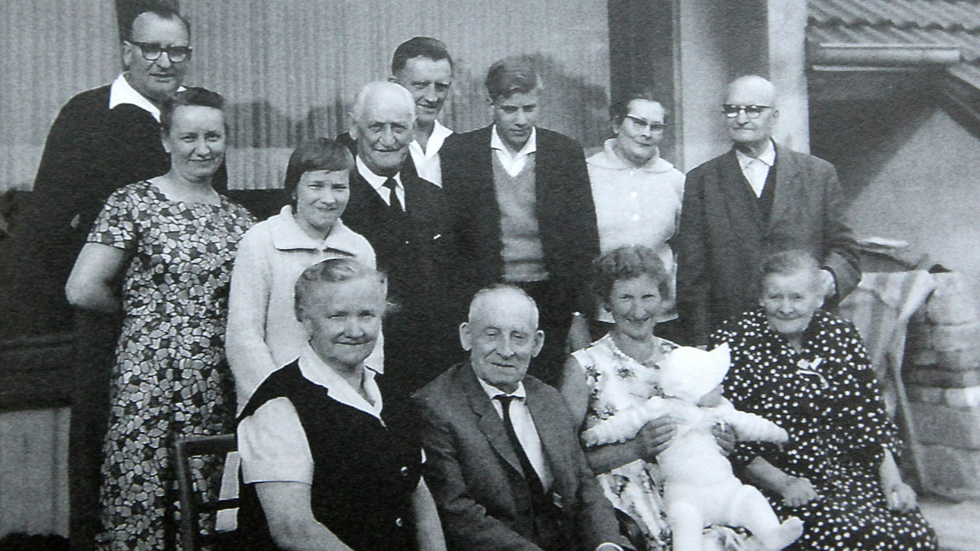 En historisches Familienfoto in schwarz-weiß.