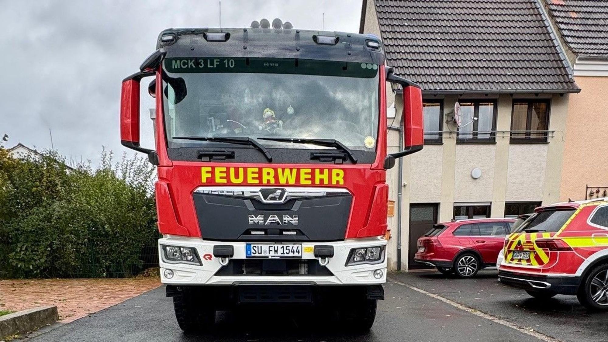 Das kleine Gerätehaus in Lüftelberg mit einem Einsatzfahrzeug davor.