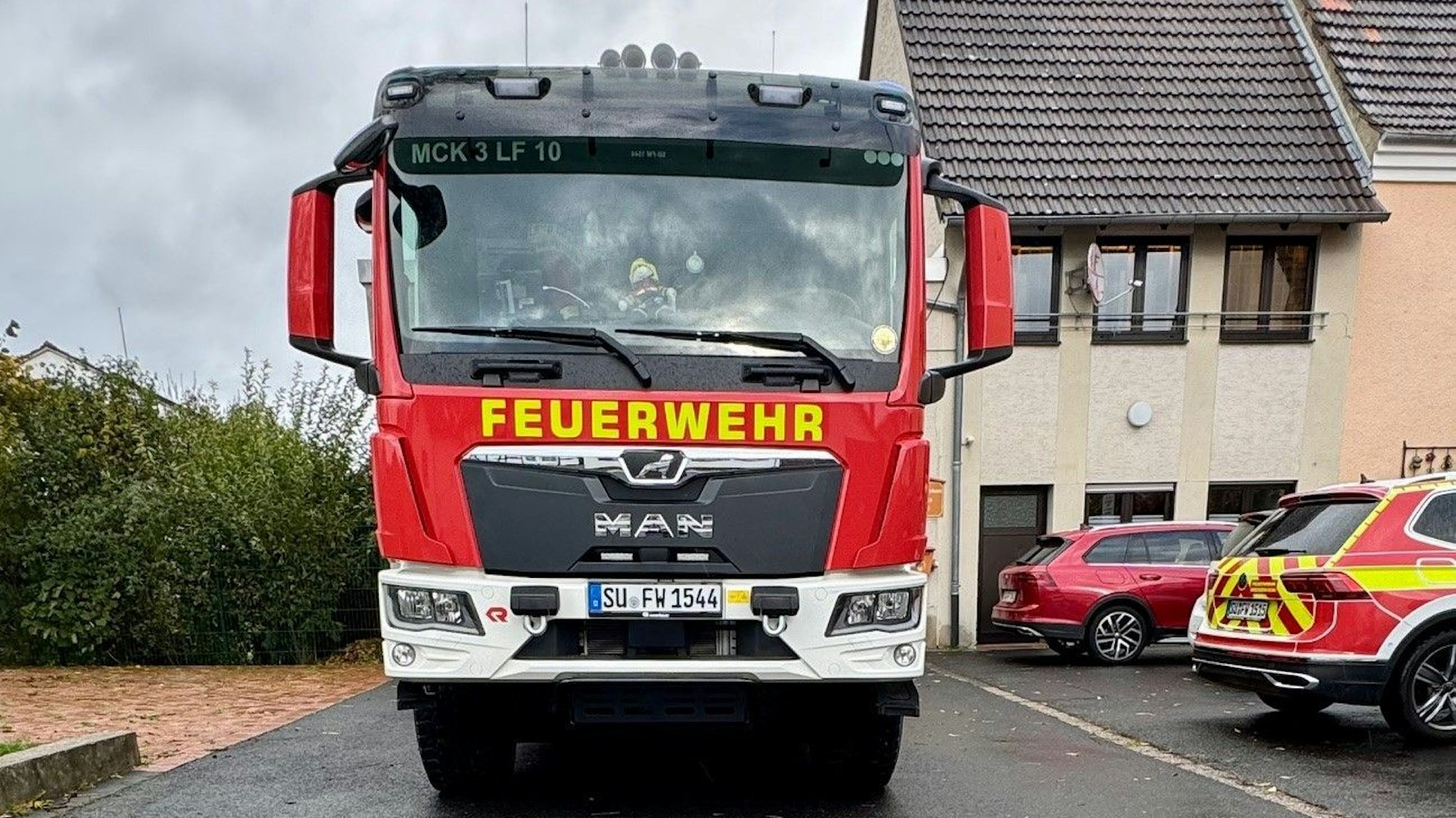 Das kleine Gerätehaus in Lüftelberg mit einem Einsatzfahrzeug davor.