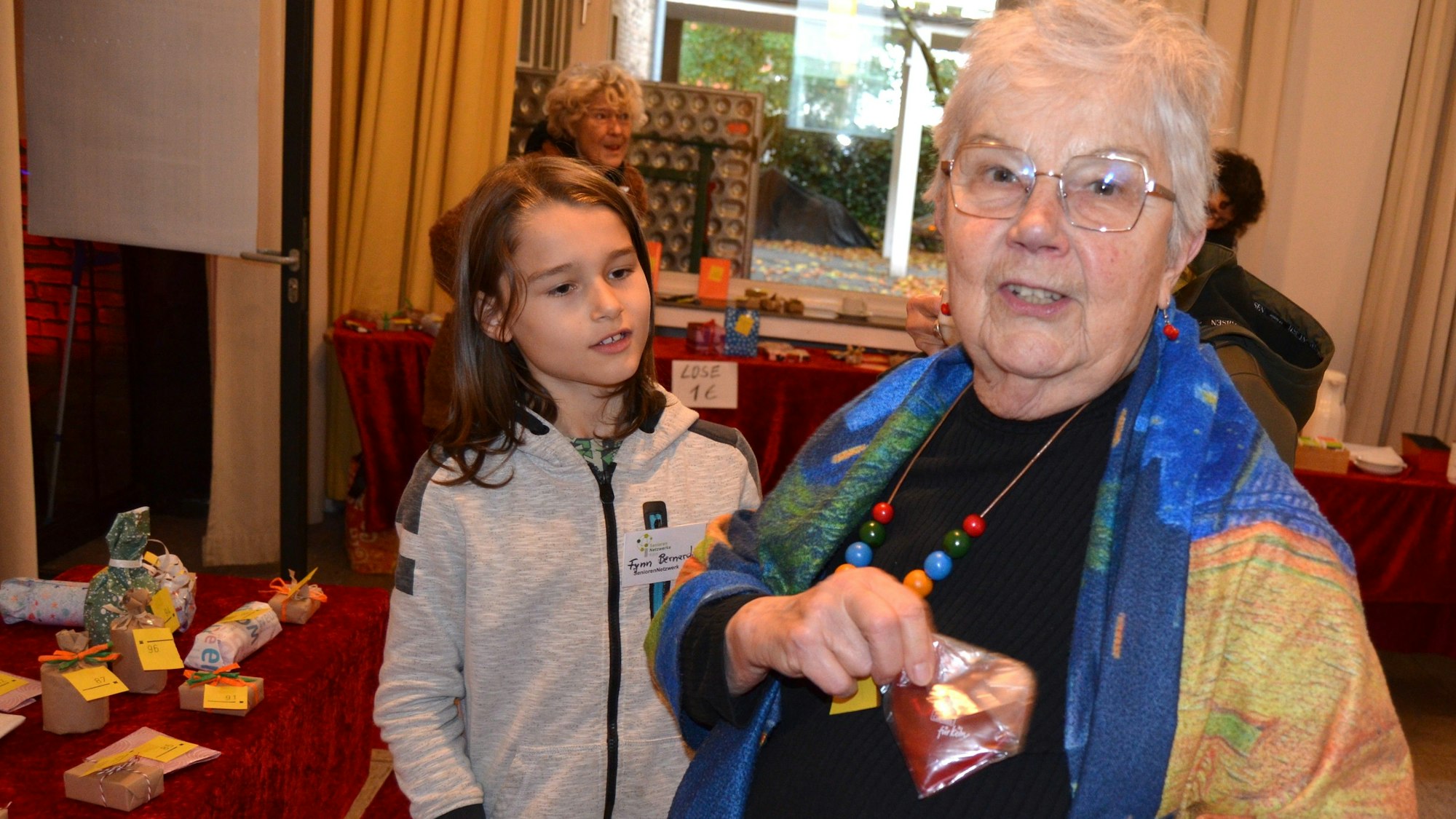 Bei der Tombola mit vielen gespendeten Sachpreisen gab es nur Gewinner: Elli Goebbels erwischte einen Handwärmer in Herzform.