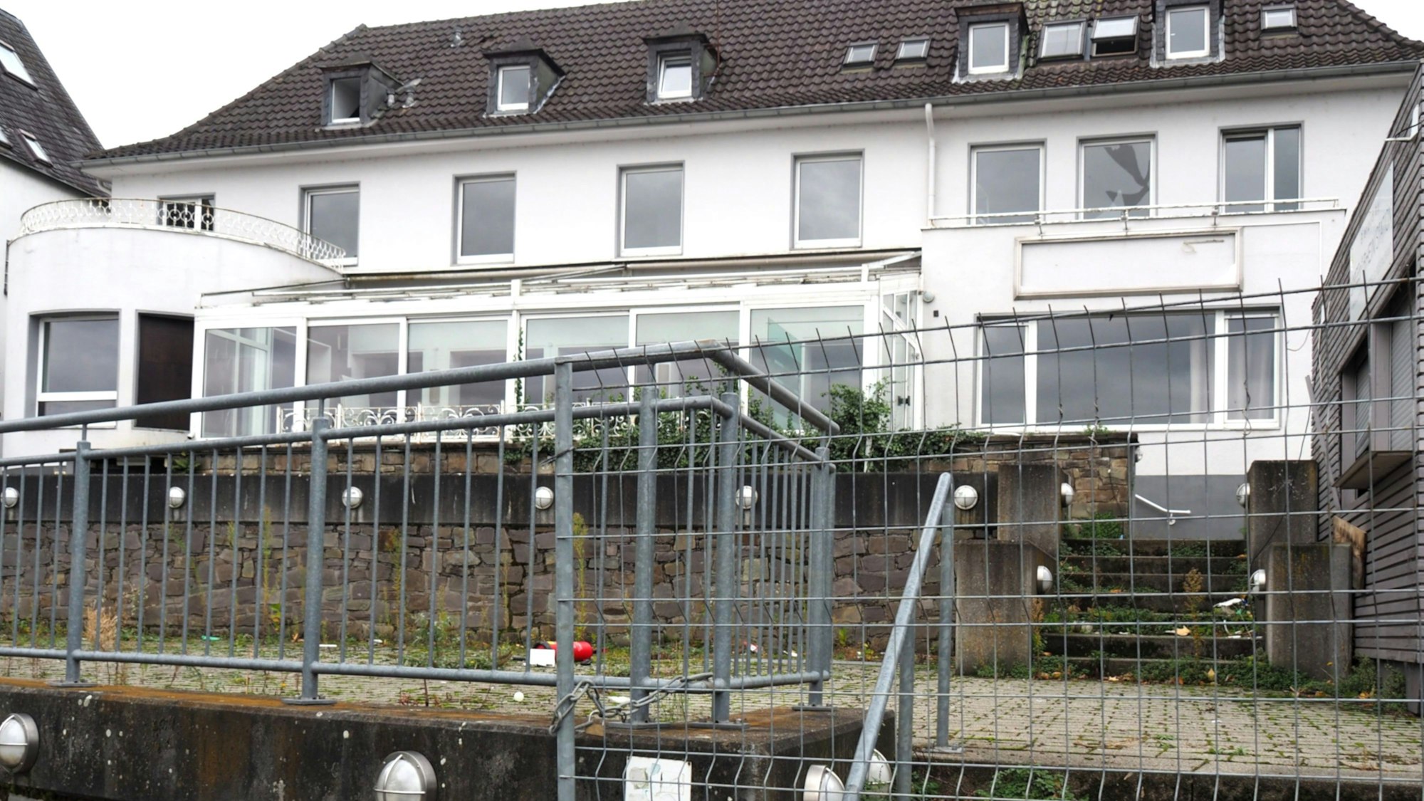 Blick auf ein Gebäude, zu dem Treppen führen, diese sind mit Bauzäunen abgesperrt.
