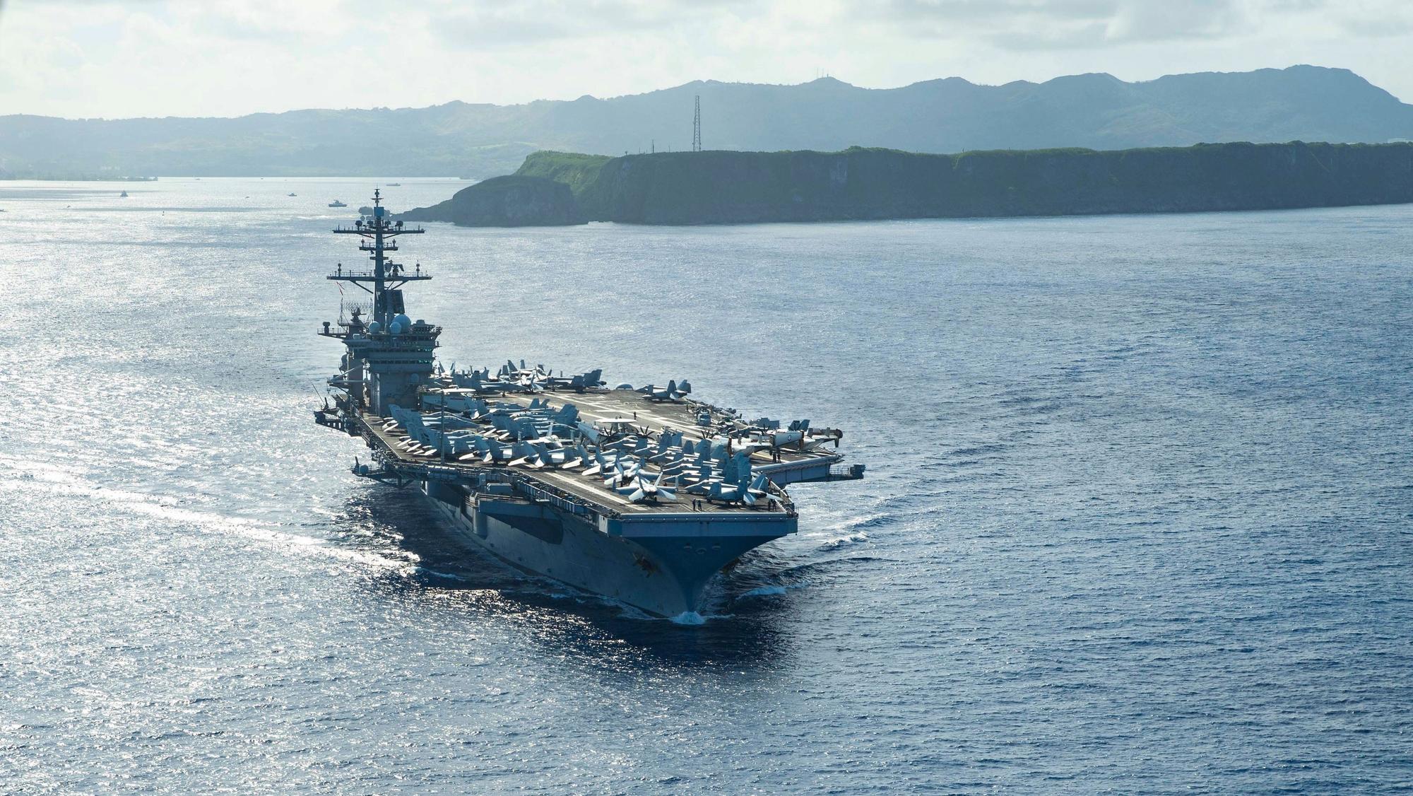 Der Flugzeugträger „USS Theodore Roosevelt“ vor den Philippinen (Archivbild): Von einem vergleichbaren Schiff aus, der „USS Nimitz“, stürzten ein Kampfjet und ein Helikopter ab.