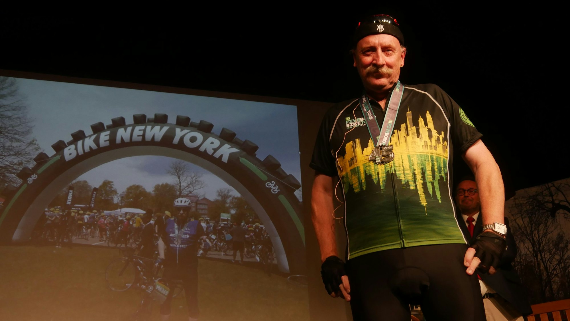 Frank Schröder überlebte einen Herzinfarkt und erfüllte sich nach optimaler Vorbereitung den Traum von der Teilnahme an der Five Boro Bike Tour durch New York.