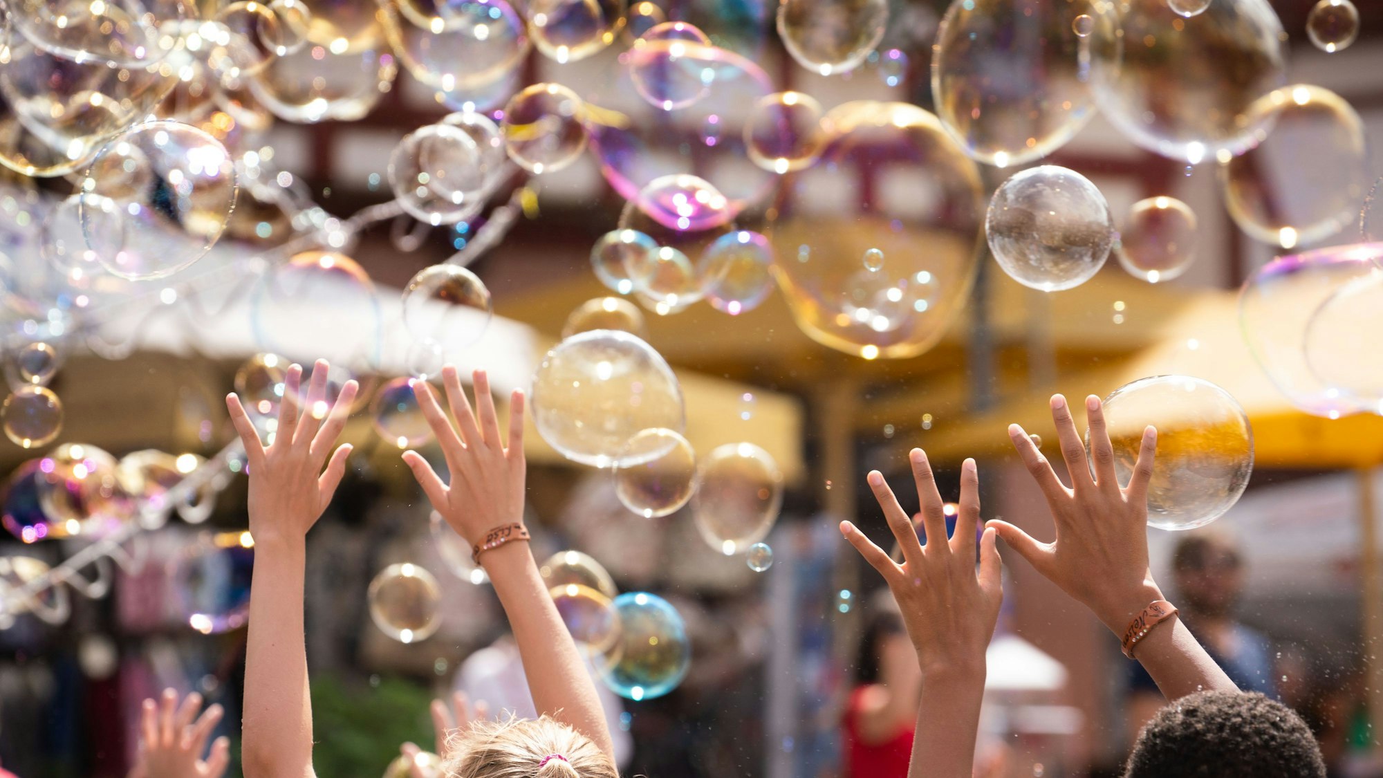 Nach der überwundenen Corona-Krise nimmt die Zufriedenheit der Deutschen wieder zu, wobei Kriegsängste die Stimmung trüben.