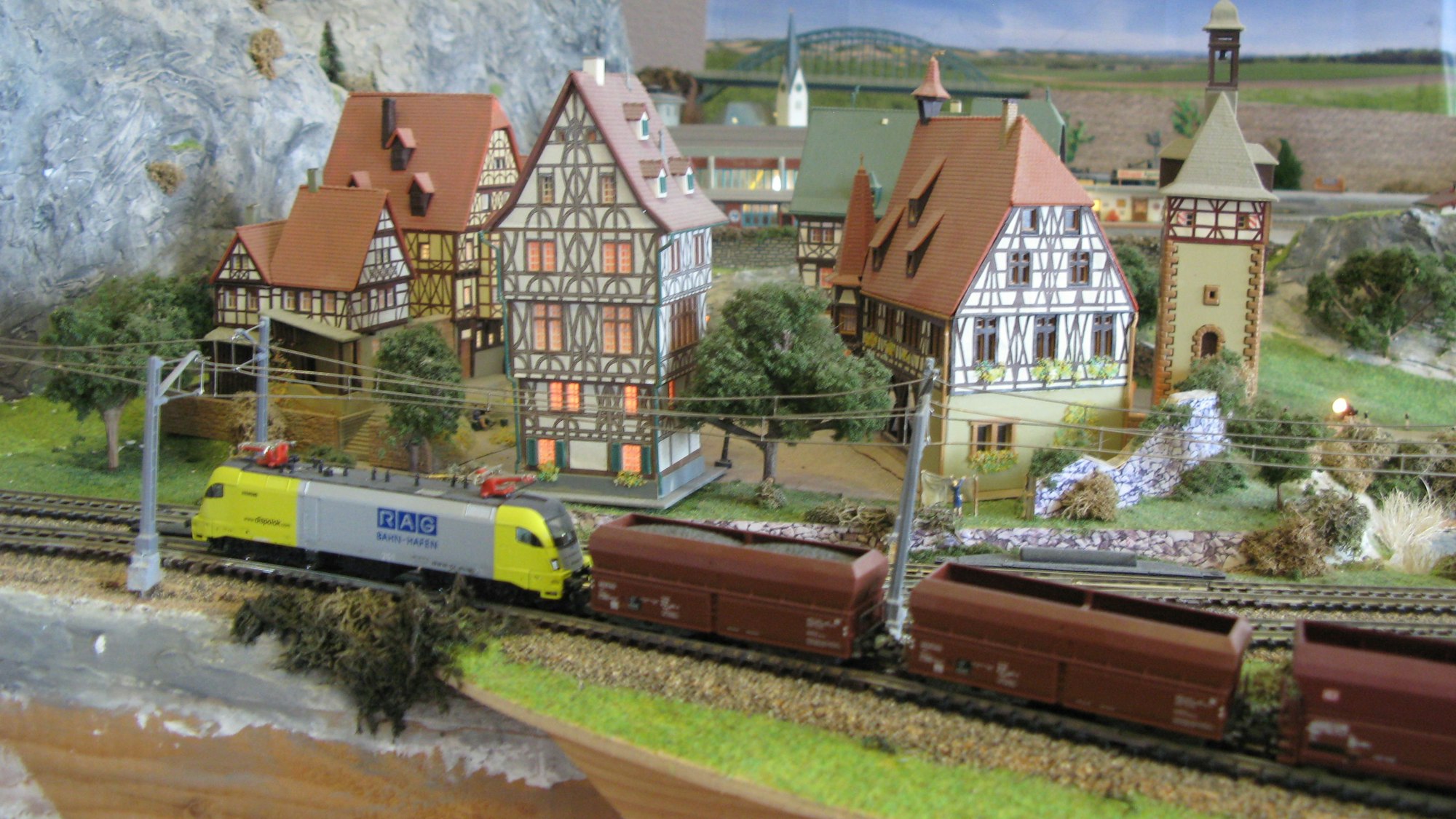 Der Strom fließt durch die Schienen, die Oberleitung ist nur Show.