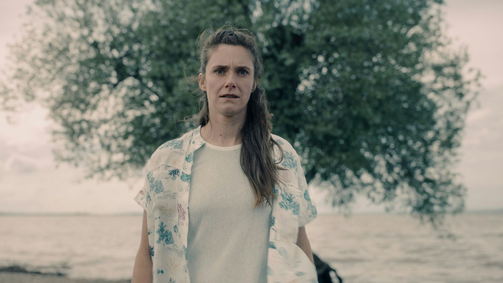 Szenenbild: Die Spuren führen die Ermittler zur Gärtnerei von Saskia Prixner (Miriam Stein).