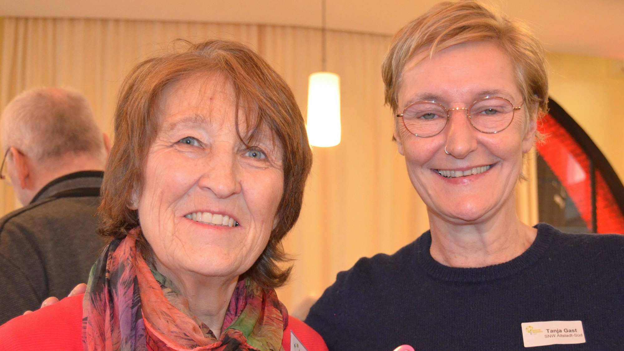 Freuten sich über die gute Stimmung: Tanja Gast (rechts) und Margret Schürmann, Koordinatorinnen der SeniorenNetzwerke Altstadt-Süd/ An St. Aposteln und Neustadt-Süd, die das Stadtteilfest organisierten.
