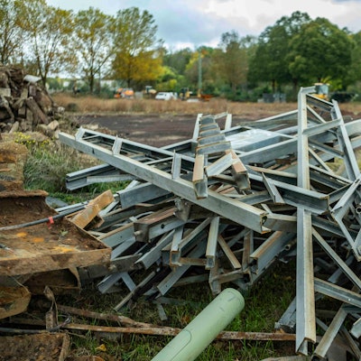 Das Bild zeigt die demontierte Flutlichtanlage des Aschenplatzes.