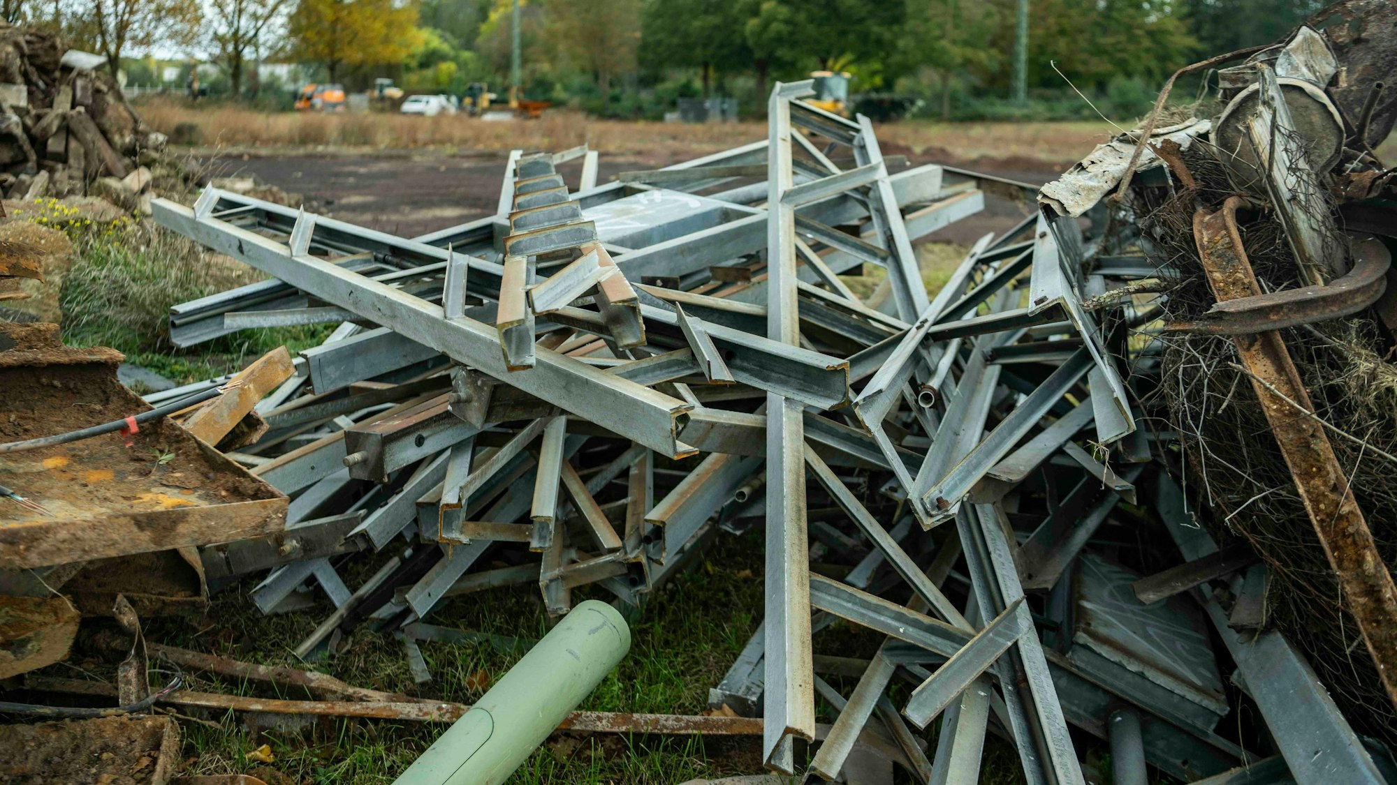 Das Bild zeigt die demontierte Flutlichtanlage des Aschenplatzes.