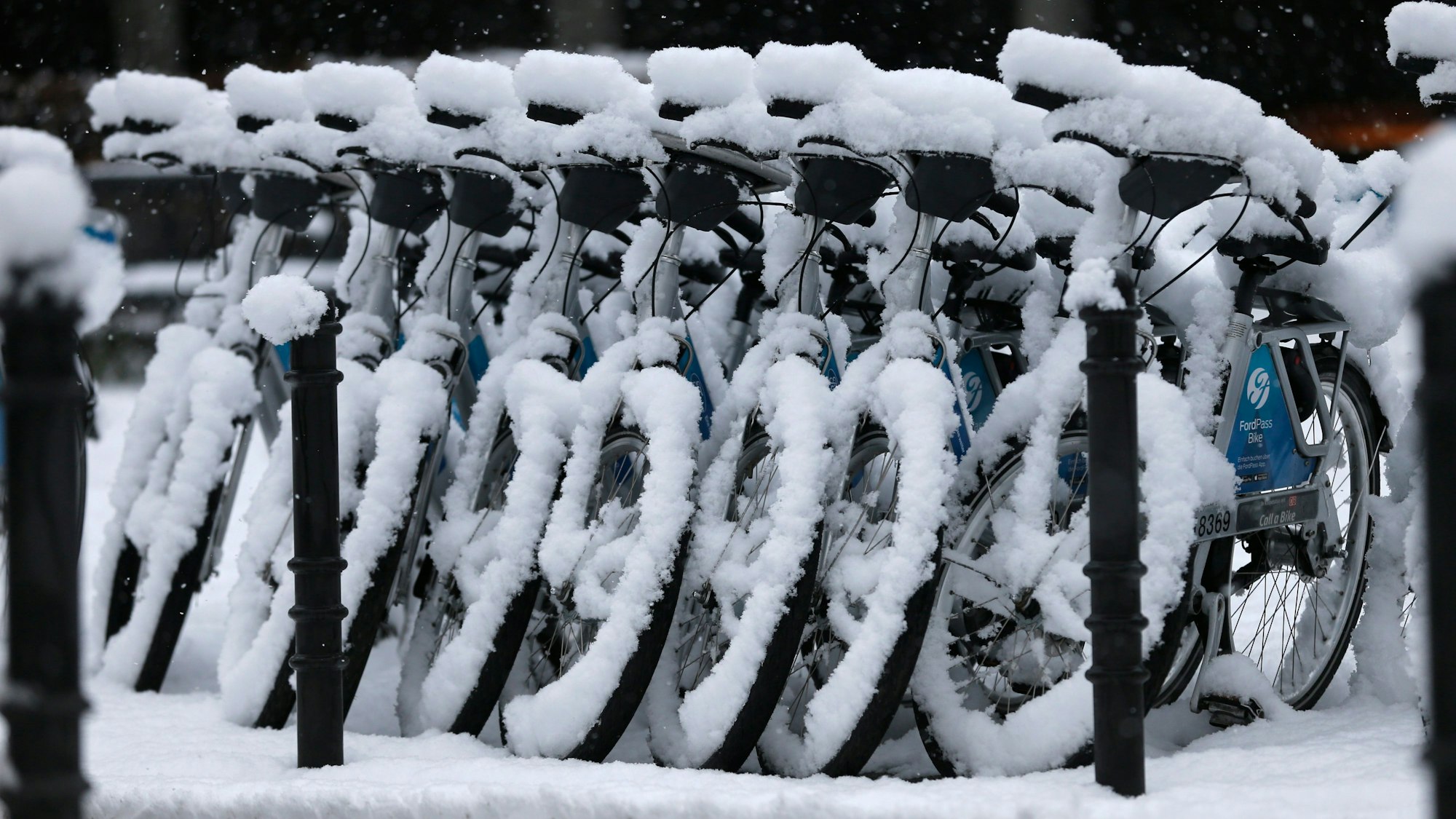 Kölner Räder unter Neuschnee