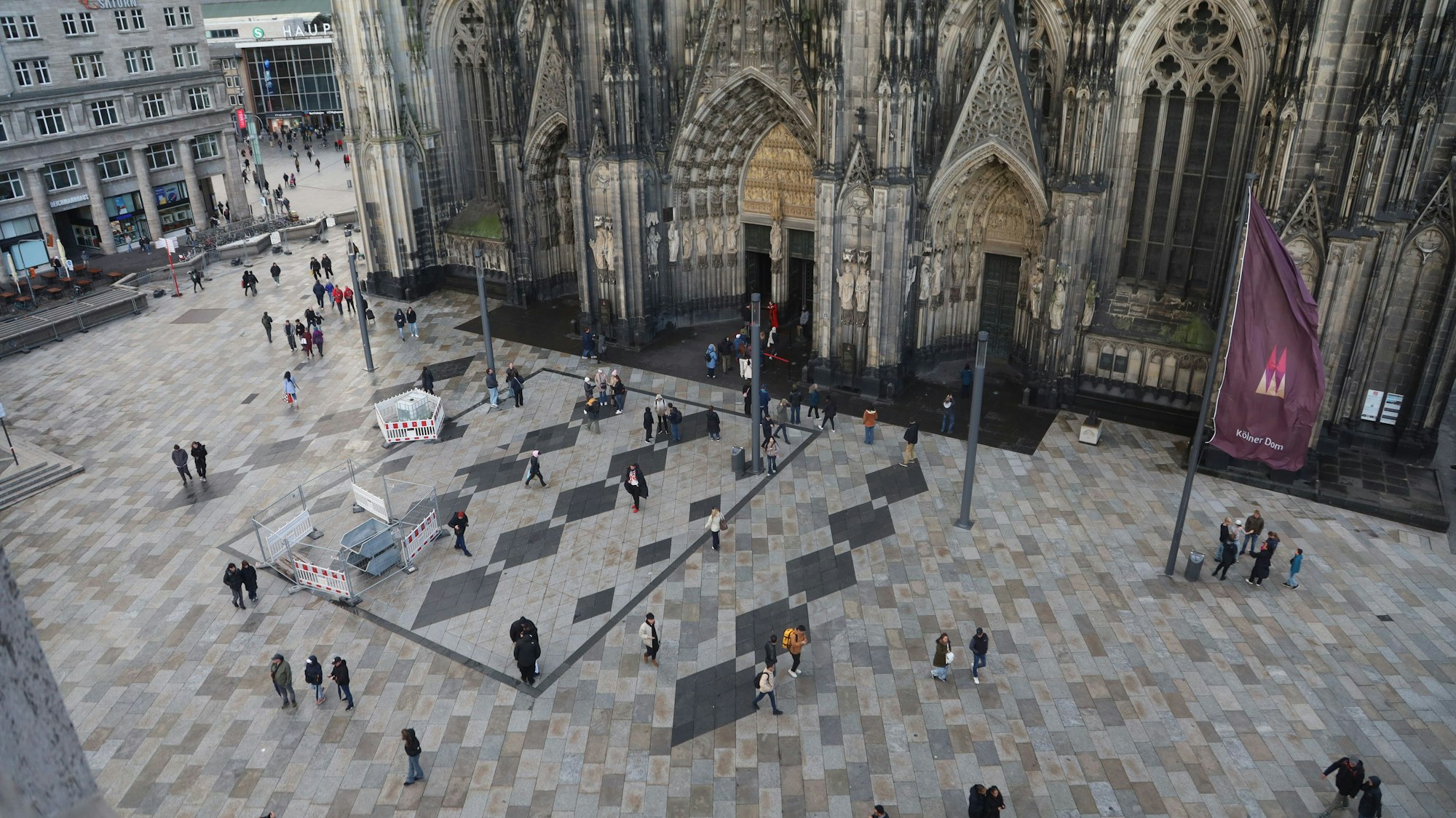 Die Domplatte vor dem Kölner Dom aus der Vogelperspektive.