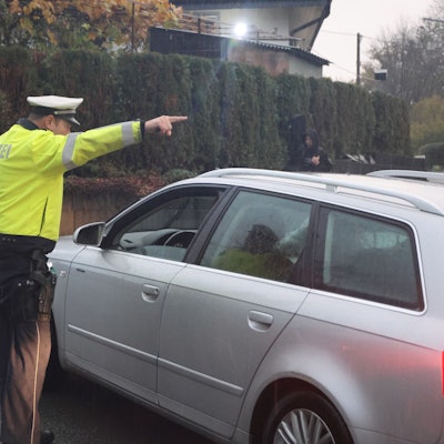 Ende der Diskussion: Carsten Eckey, Polizeibeamter im Bezirksdienst, verwehrt in Waldbröl einem Vater die Weiterfahrt. Seit Montag (27. Oktober 2025) ist die Goethestraße, die Zufahrt zum Schulzentrum, als Schulstraße ausgewiesen und damit zeitweise für den Verkehr gesperrt.