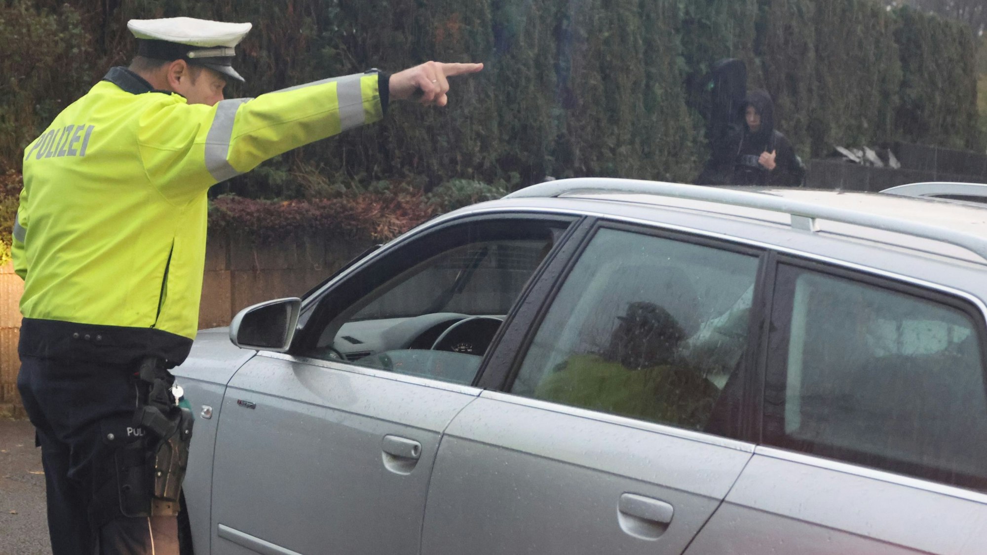Ende der Diskussion: Carsten Eckey, Polizeibeamter im Bezirksdienst, verwehrt in Waldbröl einem Vater die Weiterfahrt. Seit Montag (27. Oktober 2025) ist die Goethestraße, die Zufahrt zum Schulzentrum, als Schulstraße ausgewiesen und damit zeitweise für den Verkehr gesperrt.