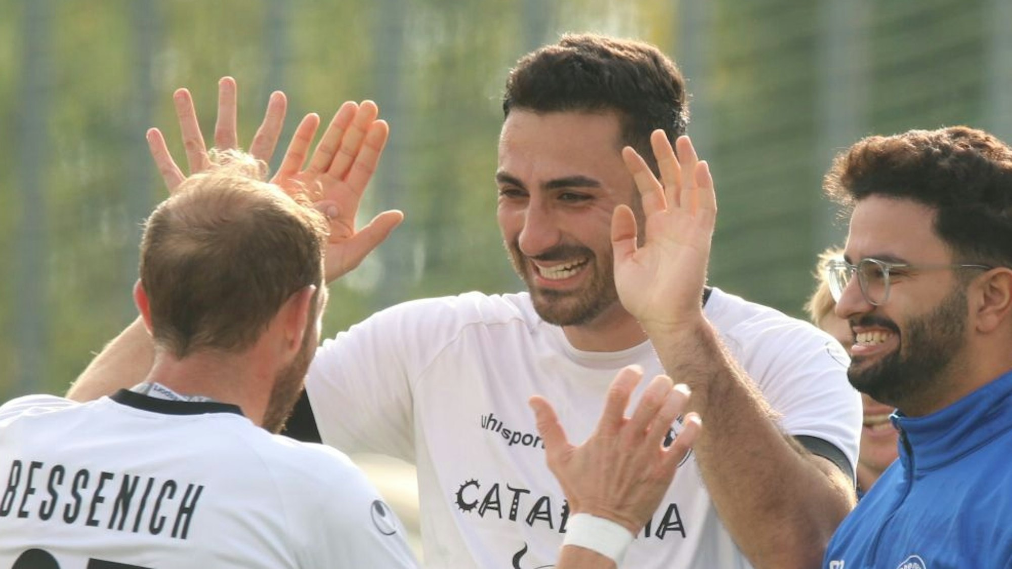 Dreifachtorschütze Nuri Yasar (M.) klatscht mit Moritz Hartmann ab.