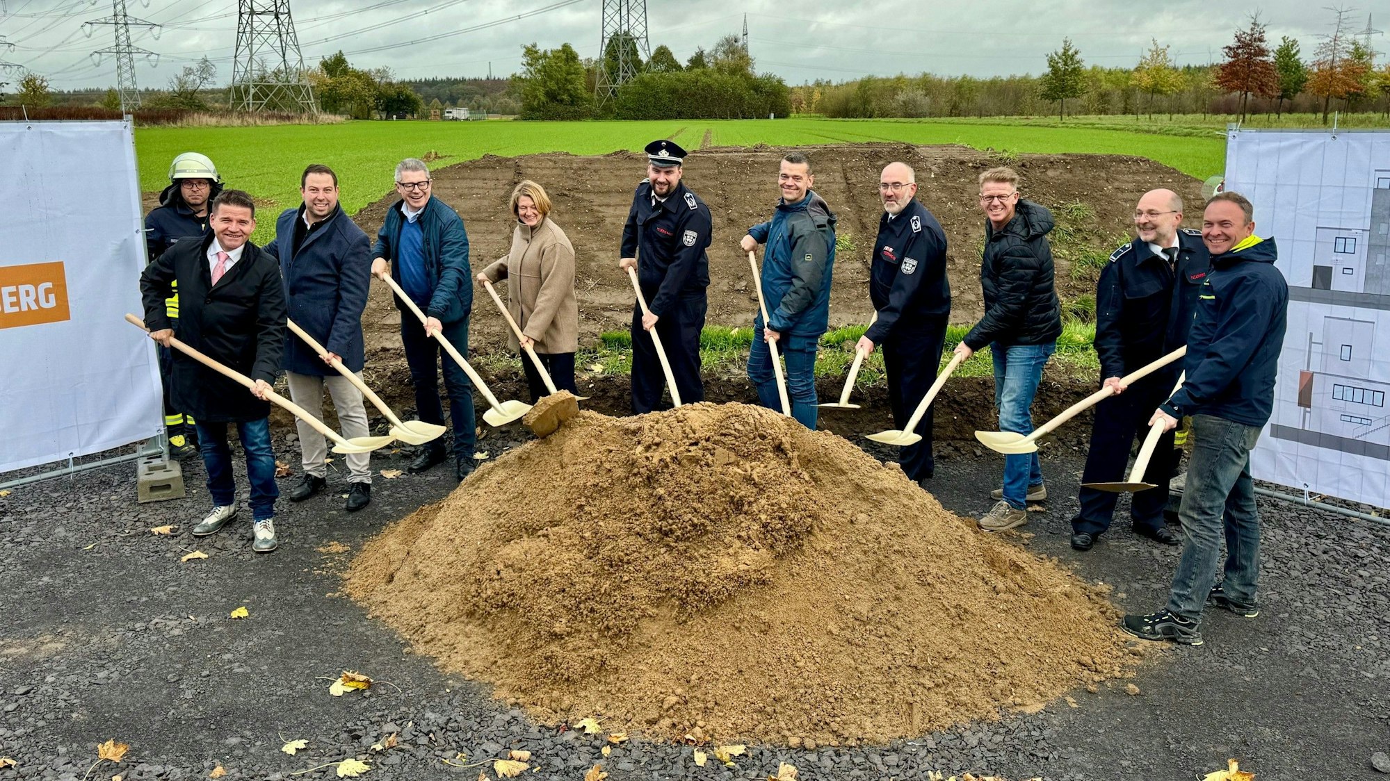 Bürgermeister, Ortsvorsteher, Feuerwehrleute, Planer und Vertreter der Baufirma griffen an der Südstraße gemeinsam zu den Spaten.