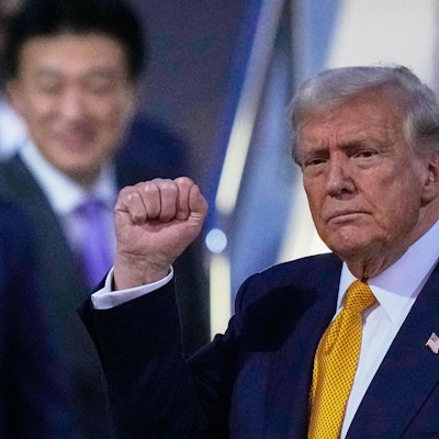 Ein Mann zeigt seine rechte Faust.