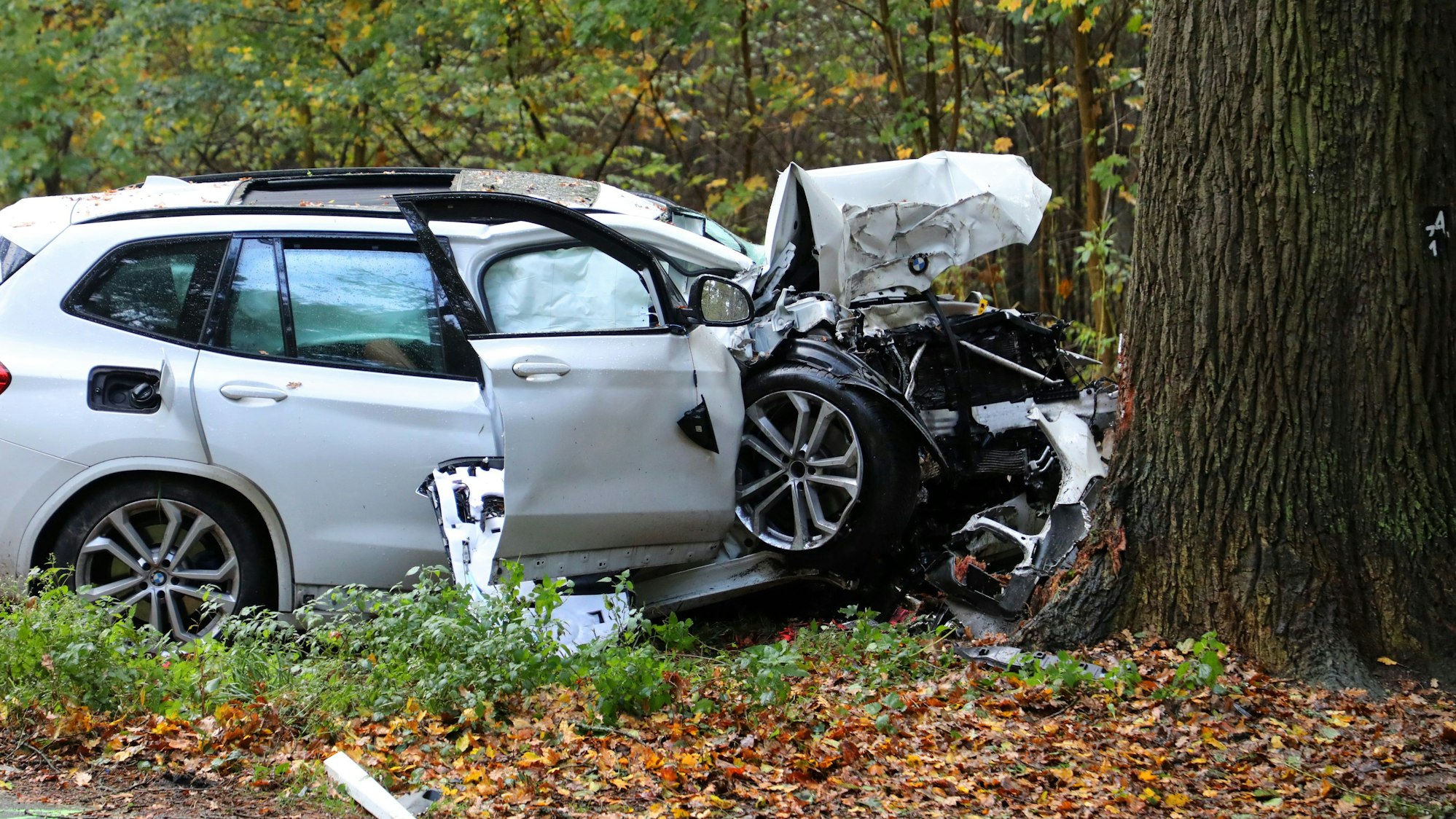 Das Fahrzeug wurde bei dem Unfall in Rösrath erheblich beschädigt.