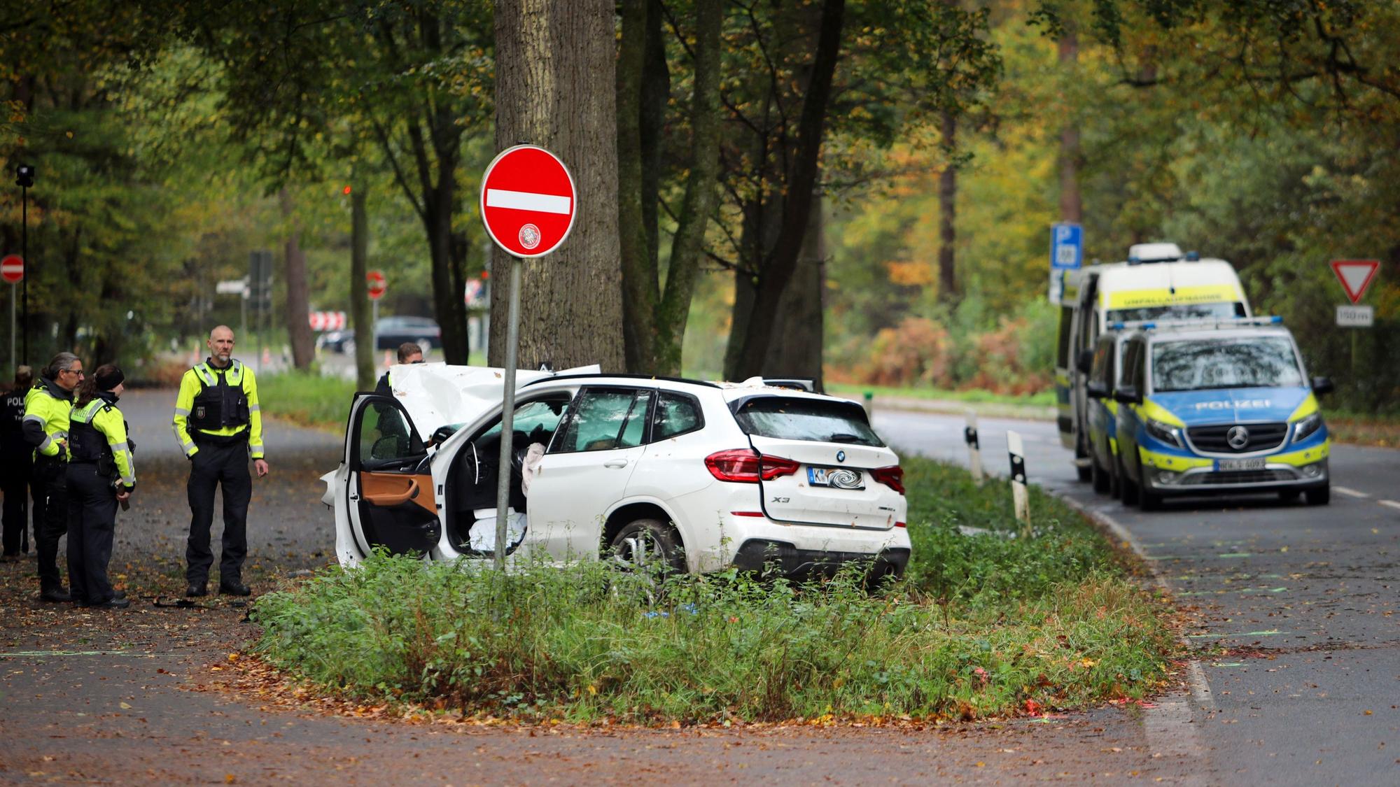 Das Auto war gegen einen Baum neben der Straße gekracht.