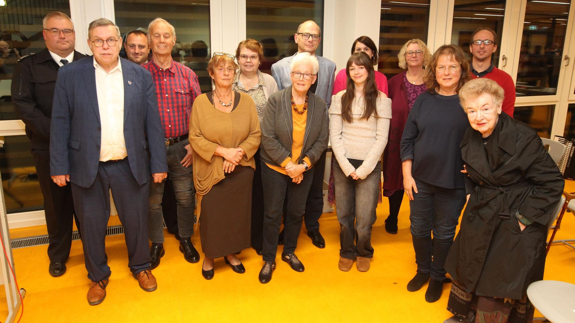 Ein Gruppenfoto mi Männern und Frauen.