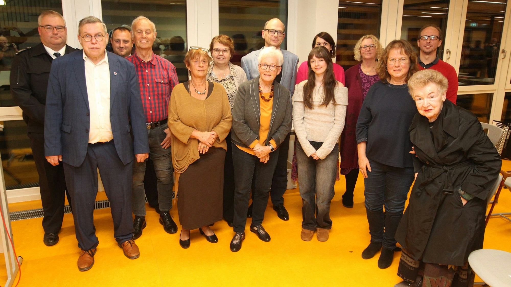 Ein Gruppenfoto mi Männern und Frauen.