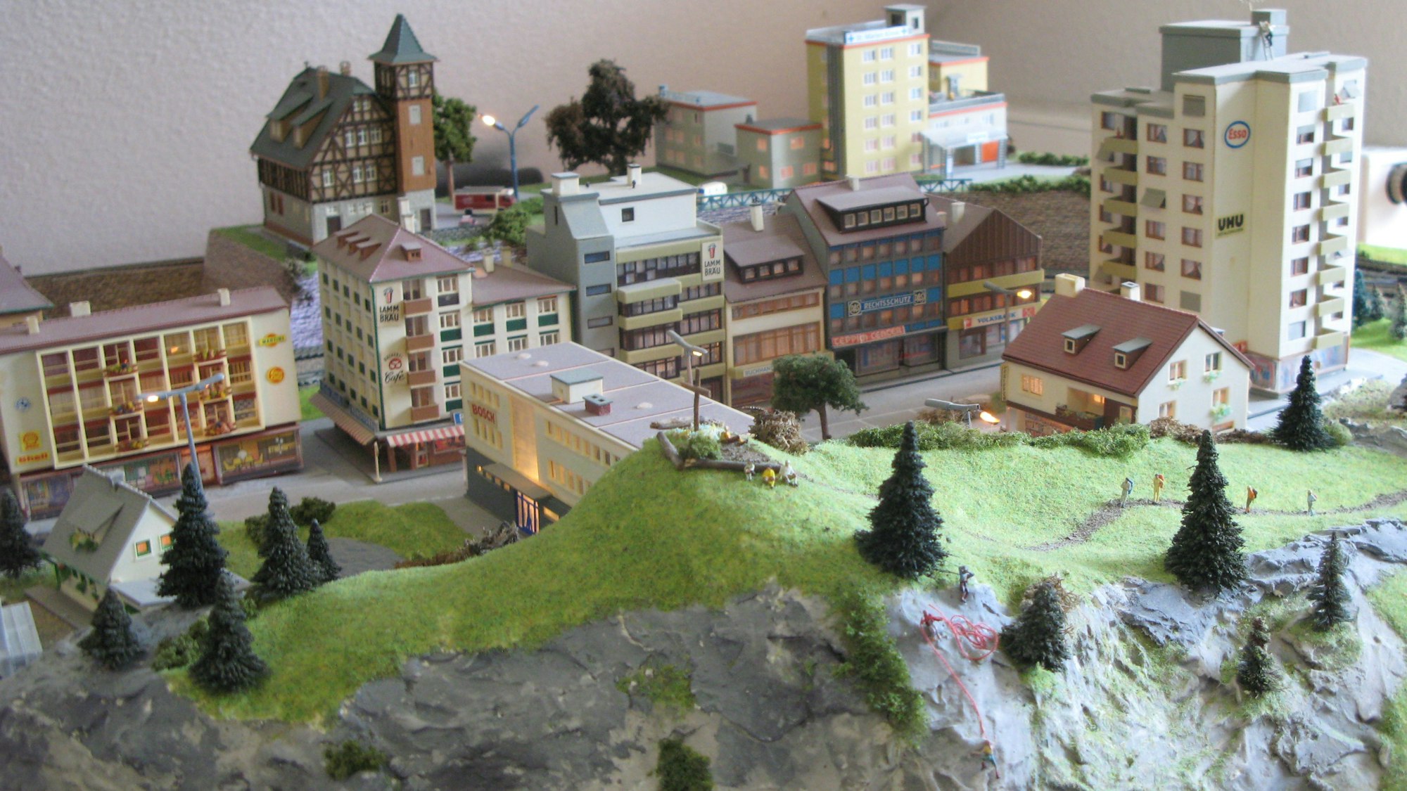 Stadt und Land en miniature: In der Modelllandschaft sind viele Details zu entdecken.