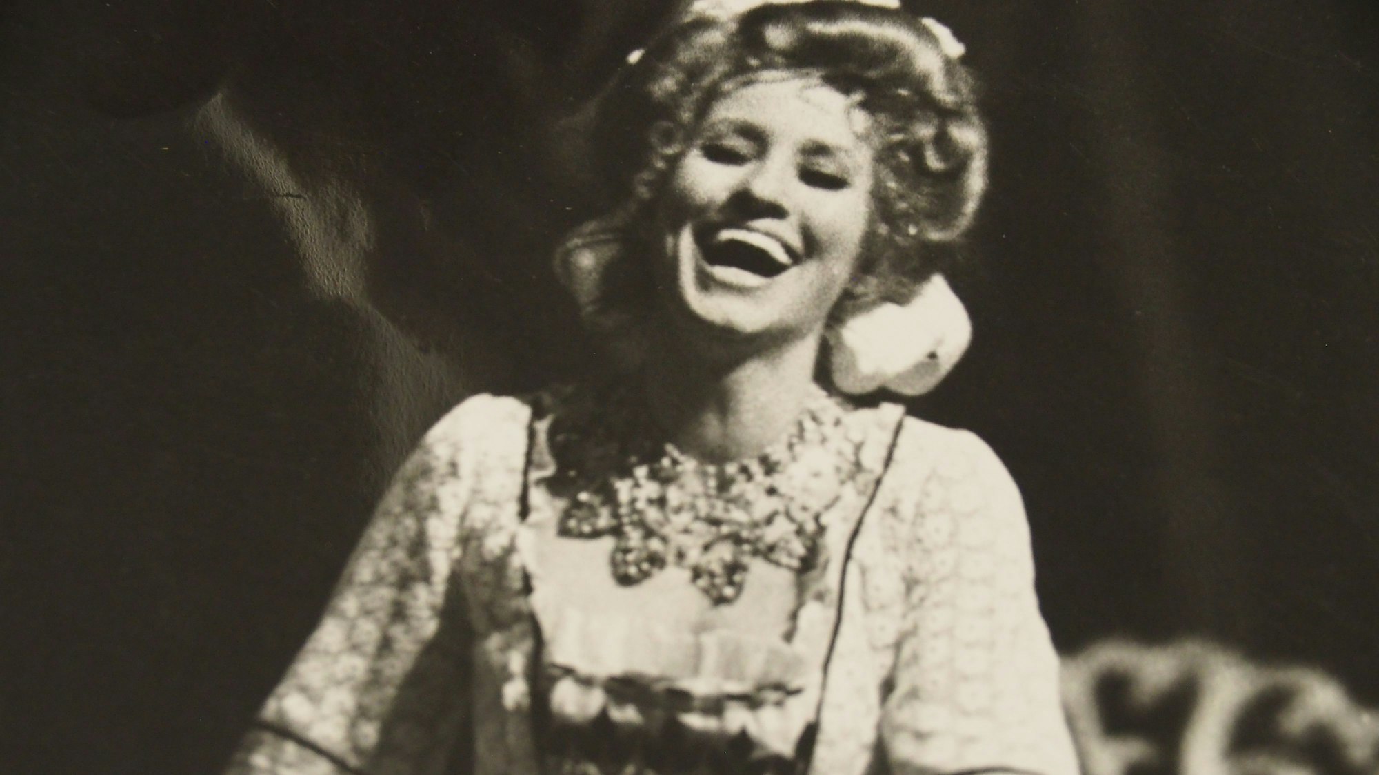 Eine Frau im Kostüm singt.