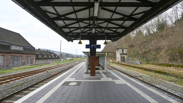 Das Bild zigt den Bahnhof in Gummersbach-Dieringhausen wird es während der Pause im Frühjahr und Sommer nächsten Jahres nicht weitergehen Richtung Köln.