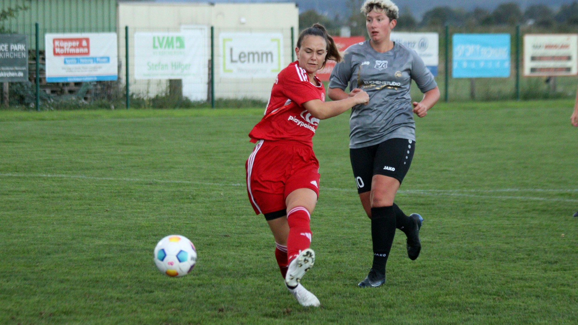Milena Ronig schießt aufs Tor, eine Verteidigerin läuft hinter ihr her.