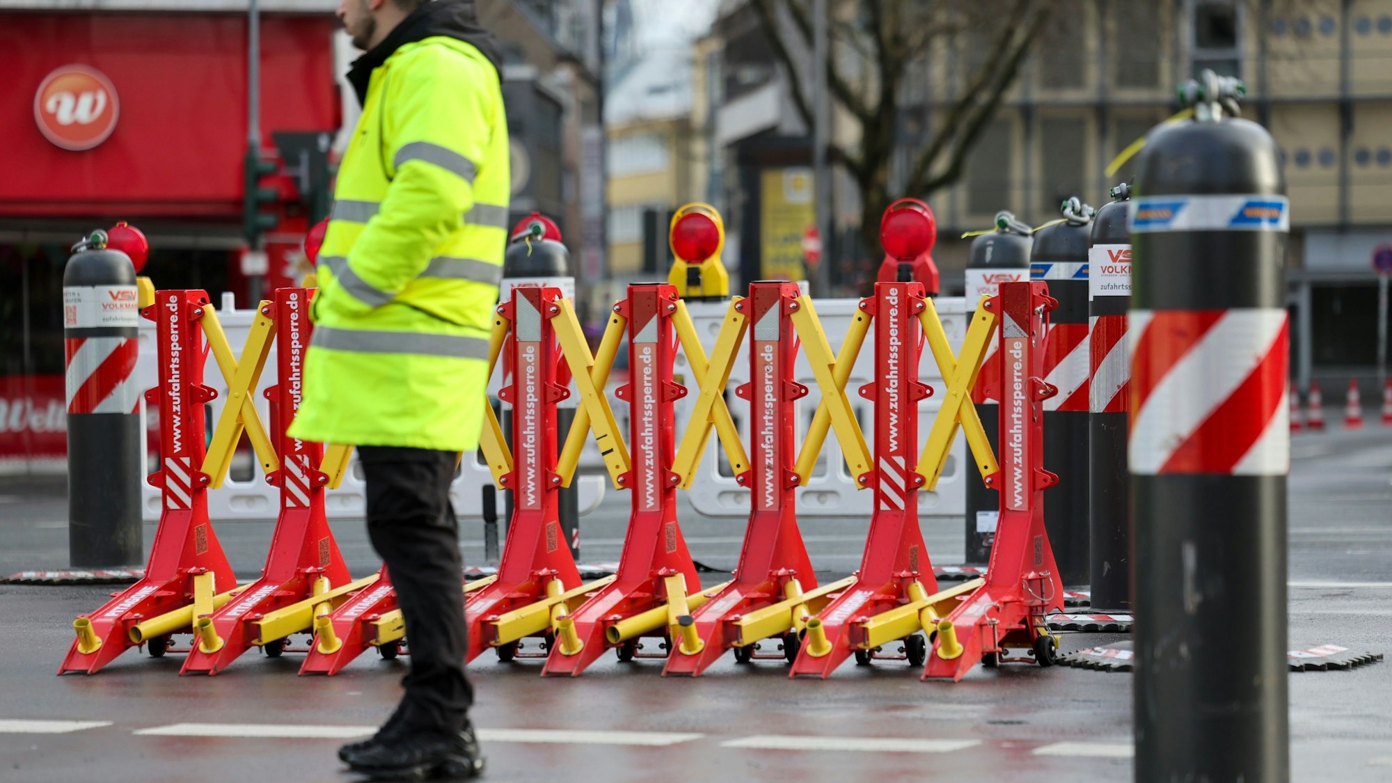 Überfahrsperren sollen stark frequentierte Bereiche in der ganzen Stadt sicherer machen.