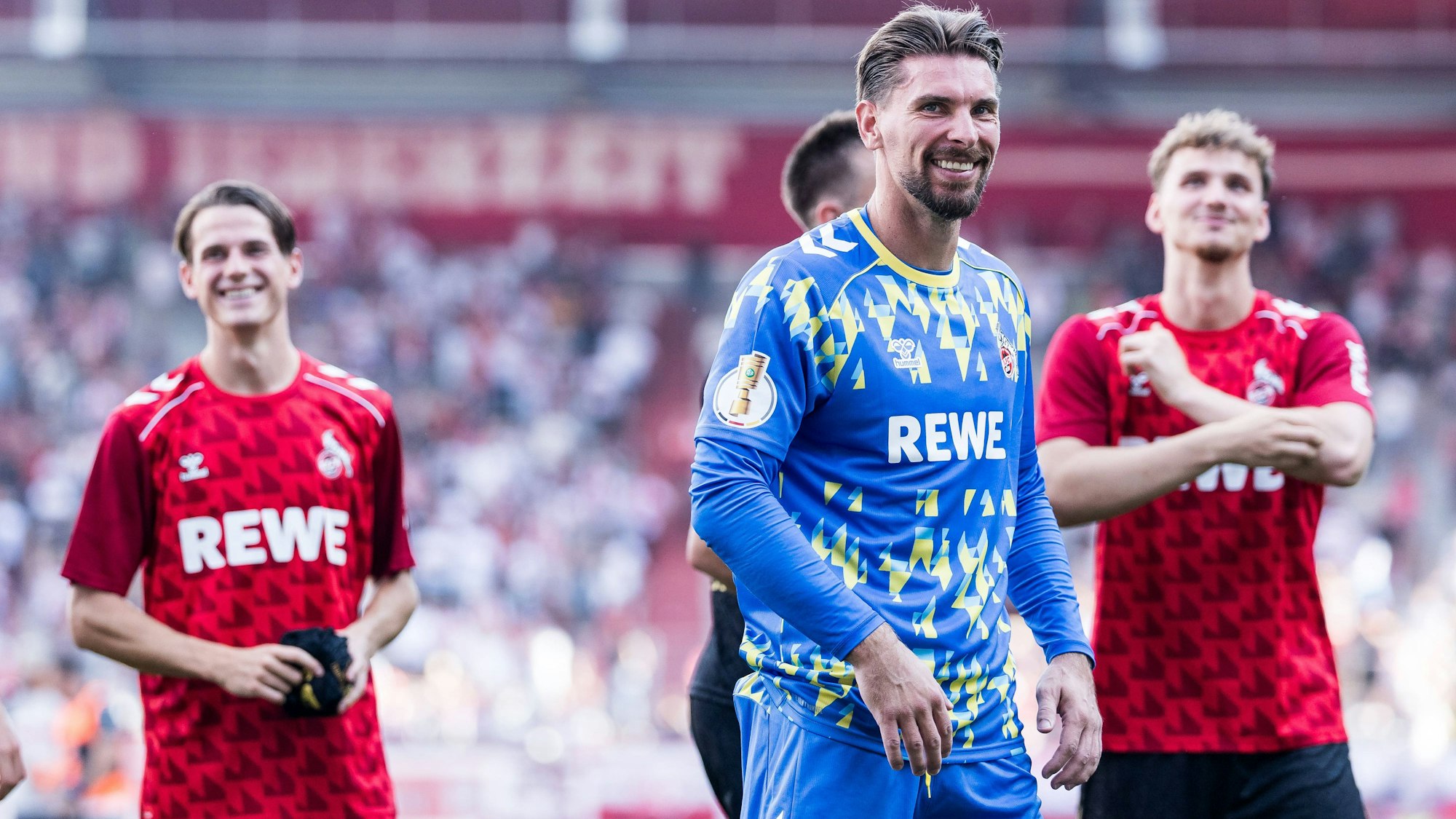 Zweites DFB-Pokalspiel, zweiter Einsatz für Ron-Robert Zieler. Hier freut sich der FC-Torwart nach dem Erstrundensieg bei Drittligist Jahn Regensburg.