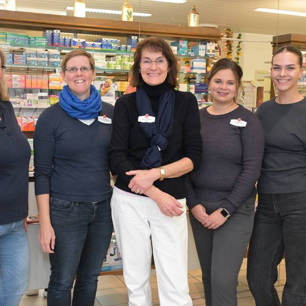 Fünf Frauen stehen vor Regalen mit Medikamenten in einer Apotheke.