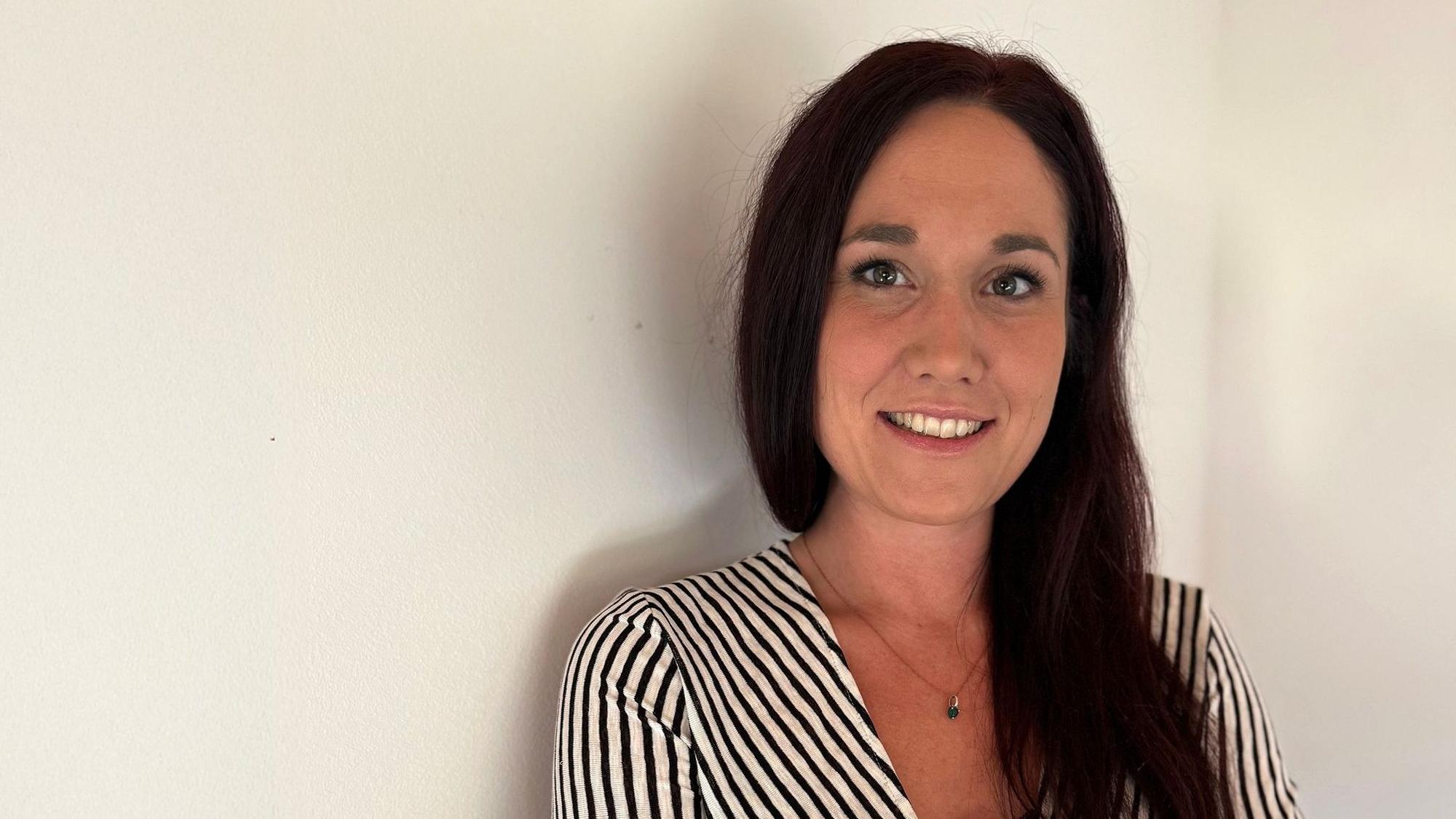 Carmen Ammon steht vor einer hellen Wand.