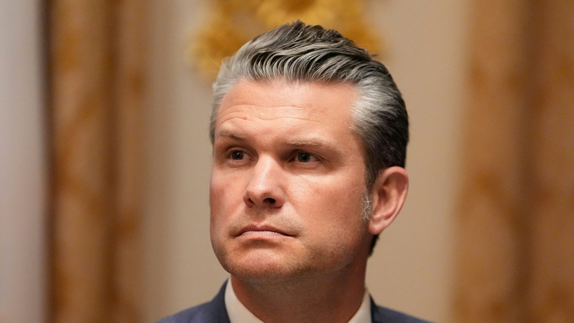 ARCHIV - 17.10.2025, USA, Washington: Pentagon-Chef Pete Hegseth im Kabinettssaal des Weißen Hauses. (zu dpa: «Hegseth: 14 Tote bei drei US-Angriffen im Pazifik») Foto: Alex Brandon/AP/dpa +++ dpa-Bildfunk +++