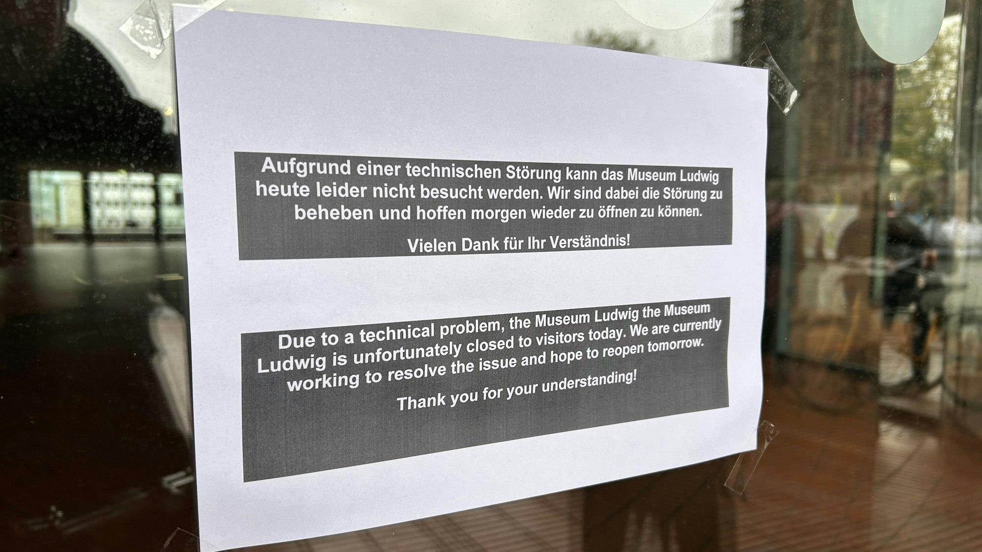 Der Aushang am Museum Ludwig am Dienstag.