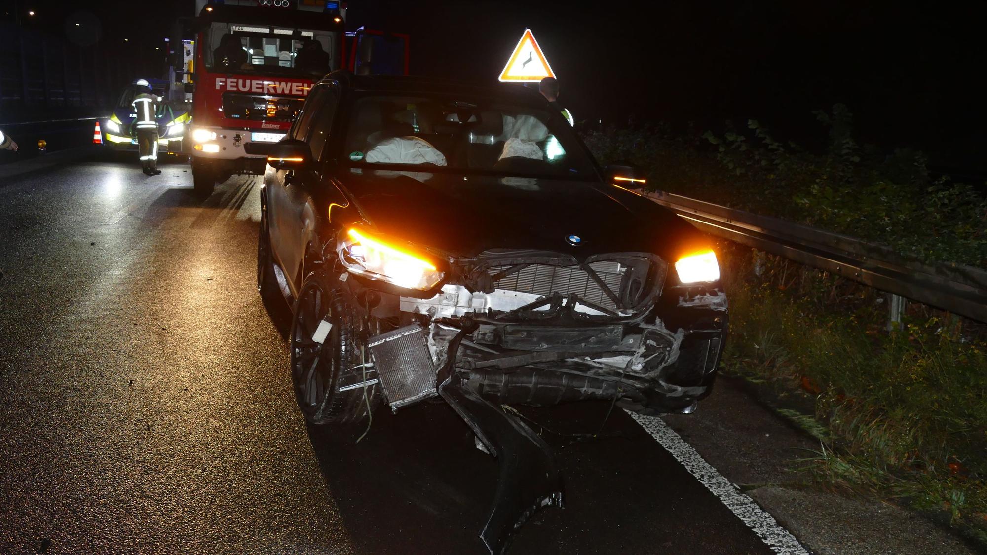 Am Montagabend war dieser SUV in die Mittelleitplanke gekracht.